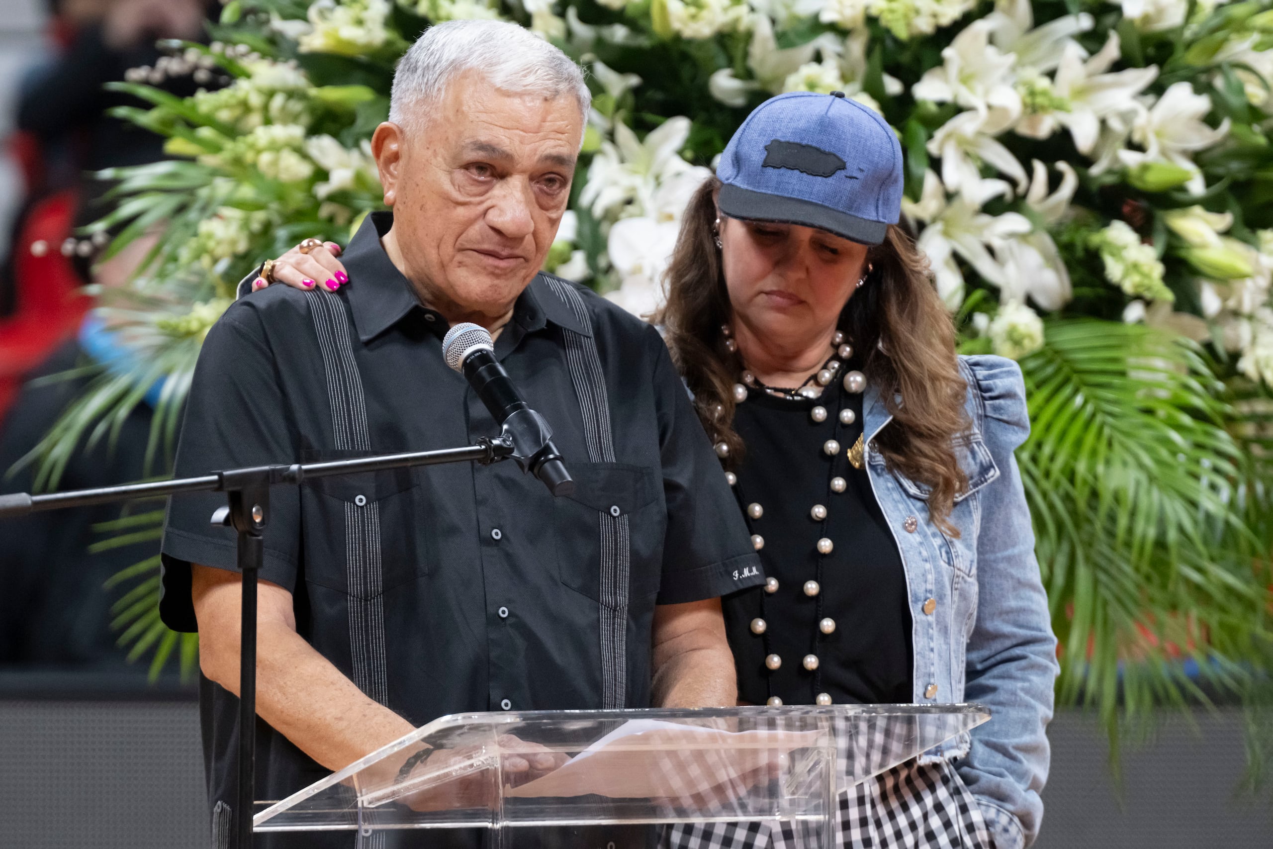 Flor Meléndez durante la celebración de vida de José "Piculín" Ortiz en el Coliseo Roberto Clemente.