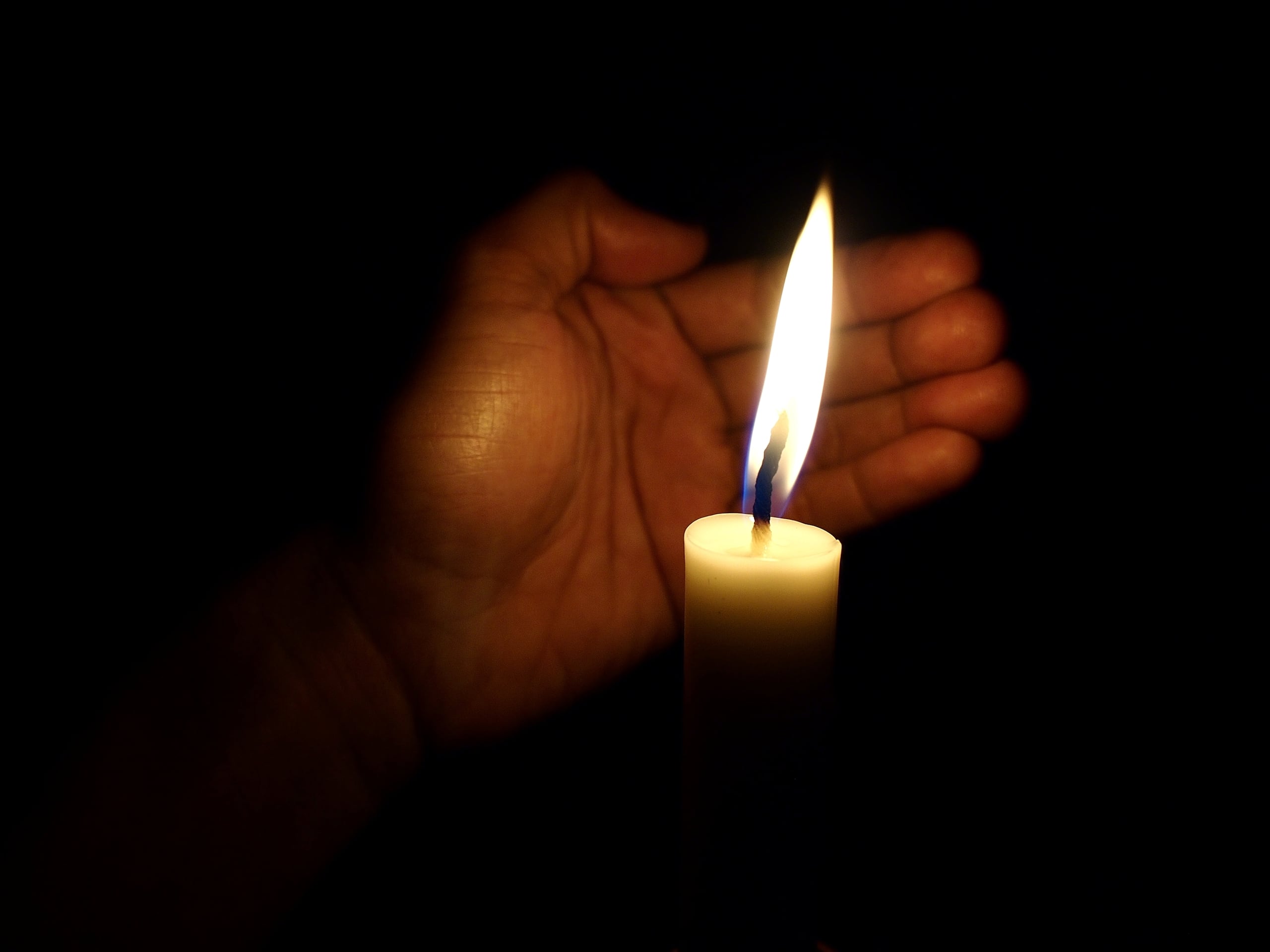 Carmen Román Cruz y Alejandro Rosario Pérez criaron a su prole a la luz de las velas y los quinqués.
