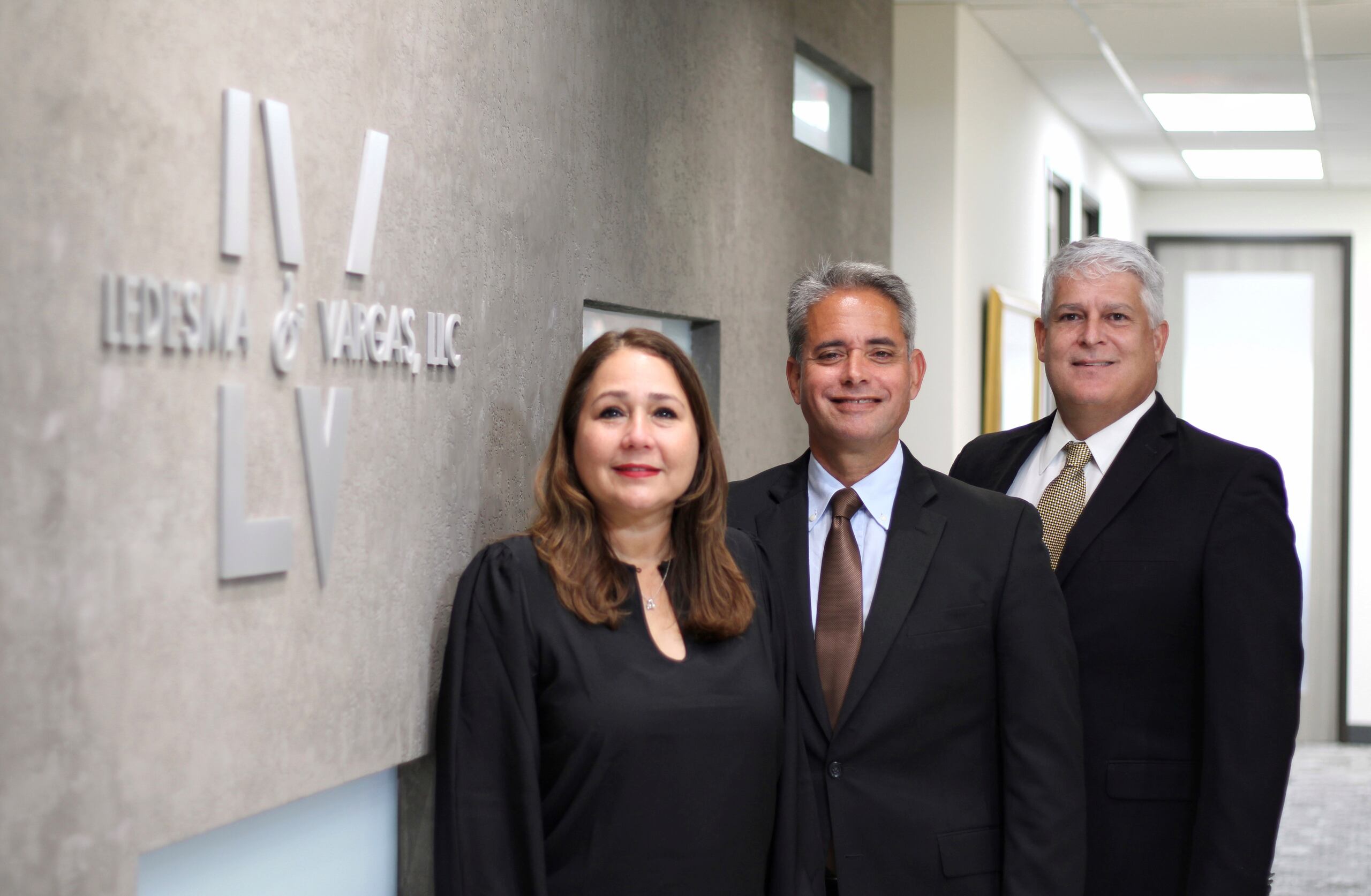 Al frente, Lcda. Rebeca Vargas Ruiz; atrás en el orden acostumbrado, Lcdo. Javier Rivera Longchamps y Lcdo. José J. Ledesma.