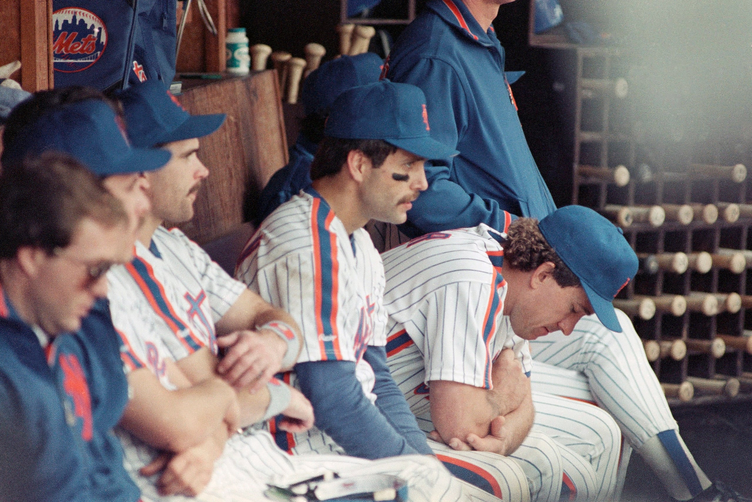 Wally Backman, al centro, y Gary Carter, a la derecha, aparecen frustrados al final del partido.