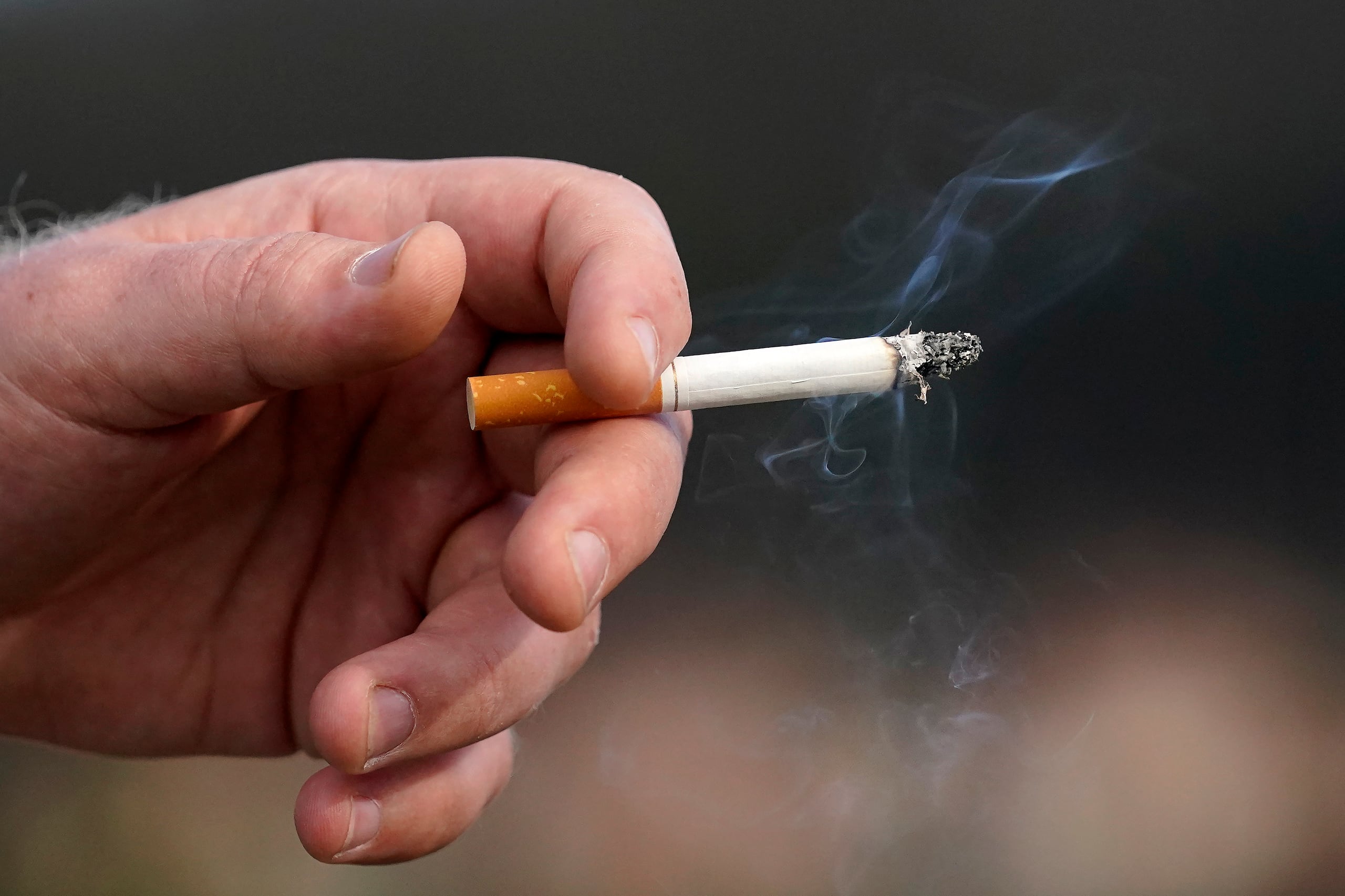 Un hombre sostiene un cigarrillo encendido, en San Francisco.