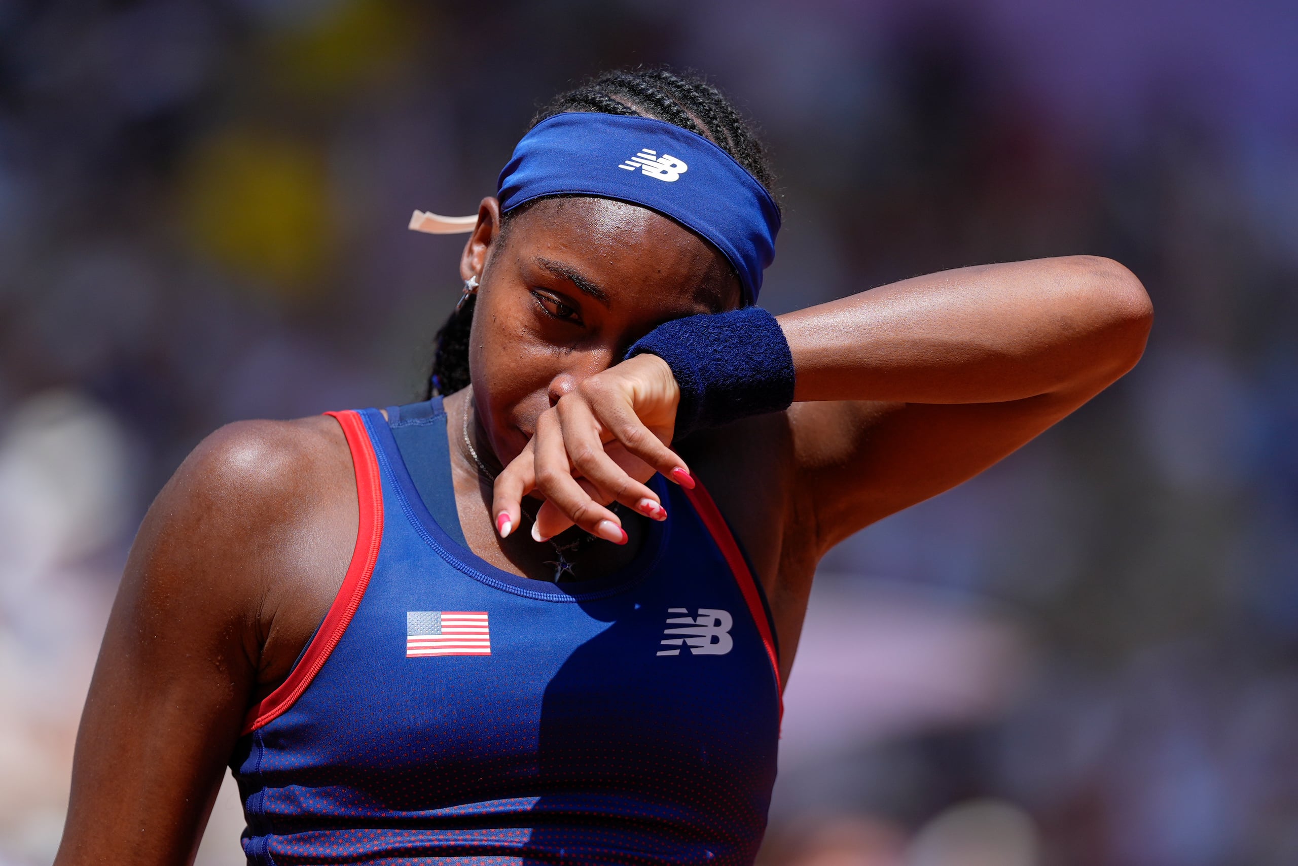 Coco Gauff se limpia las lágrimas luego de argumentar con el árbitro.