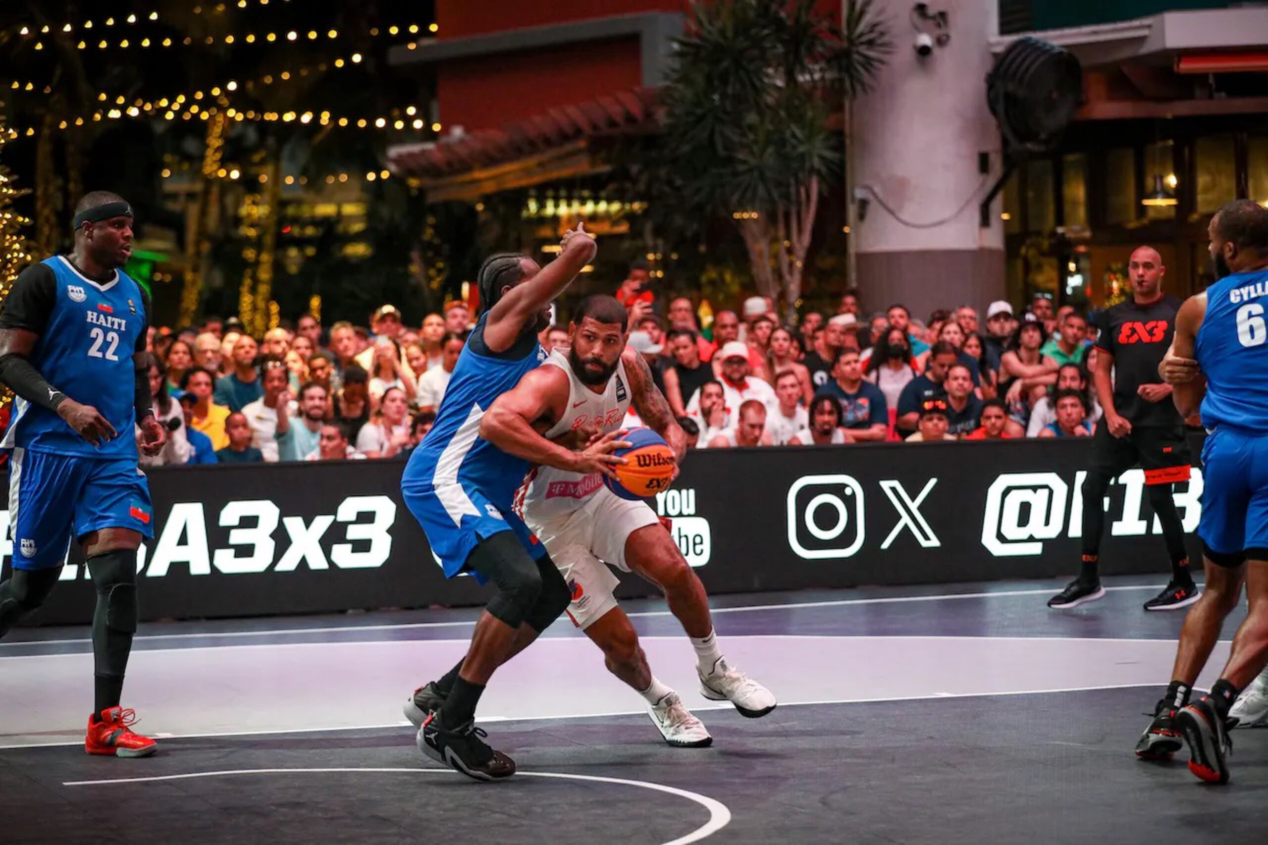 El boricua Ángel Matías ataca la pintura ante la defensa de Haití en la fase de grupos del AmeriCup 3x3 de FIBA.