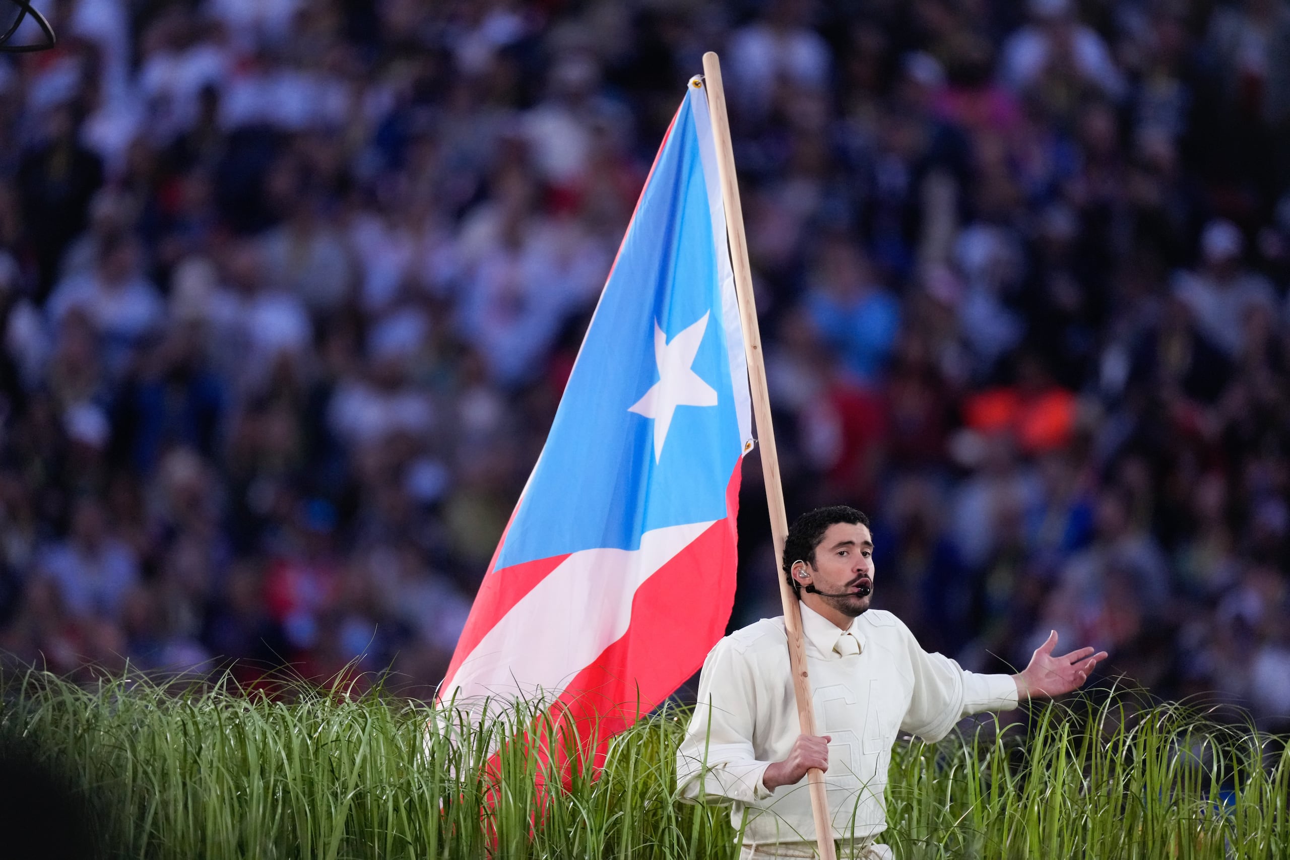 Bad Bunny durante su presentación en el espectáculo de medio tiempo del Super Bowl en Santa Clara, California.