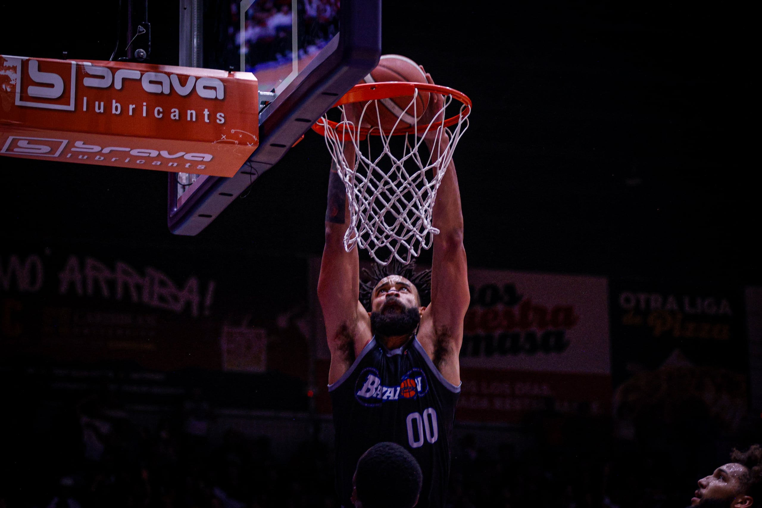 JaVale McGee, de los Vaqueros, donquea el balón contra los Gigantes durante el cuarto partido de la serie semifinal de conferencia.