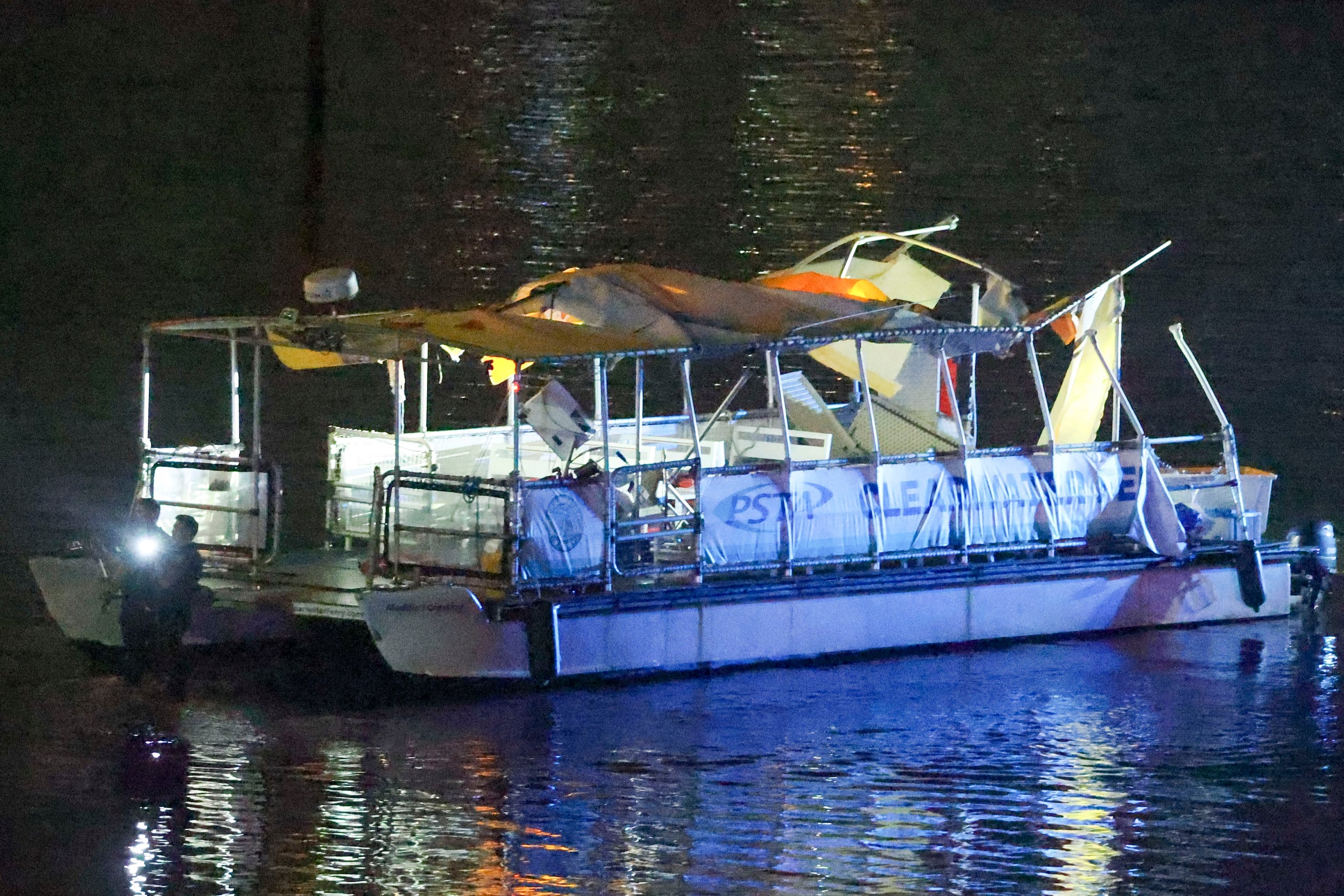 Investigadores buscan en los restos de un ferry de Clearwater después de que otra embaracación chocara con el ferry y causara varios heridos cerca del puente Clearwater Memorial Causeway, el domingo 27 de abril de 2025, en Clearwater, Florida. (Douglas R. Clifford/Tampa Bay Times via AP)