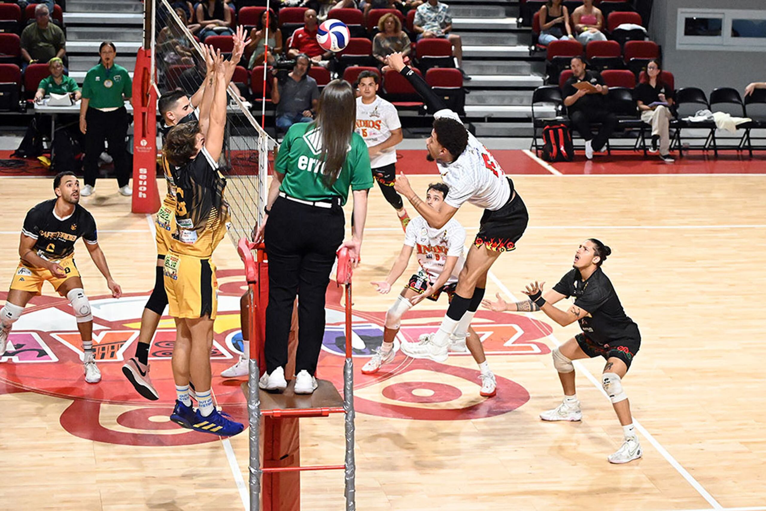 Gerardo Rivera, de los Indios de Mayagüez, le tira cruzado y alto contra el bloqueo de los Cafeteros en el partido del domingo en el Palacio de los Deportes de Mayagüez.