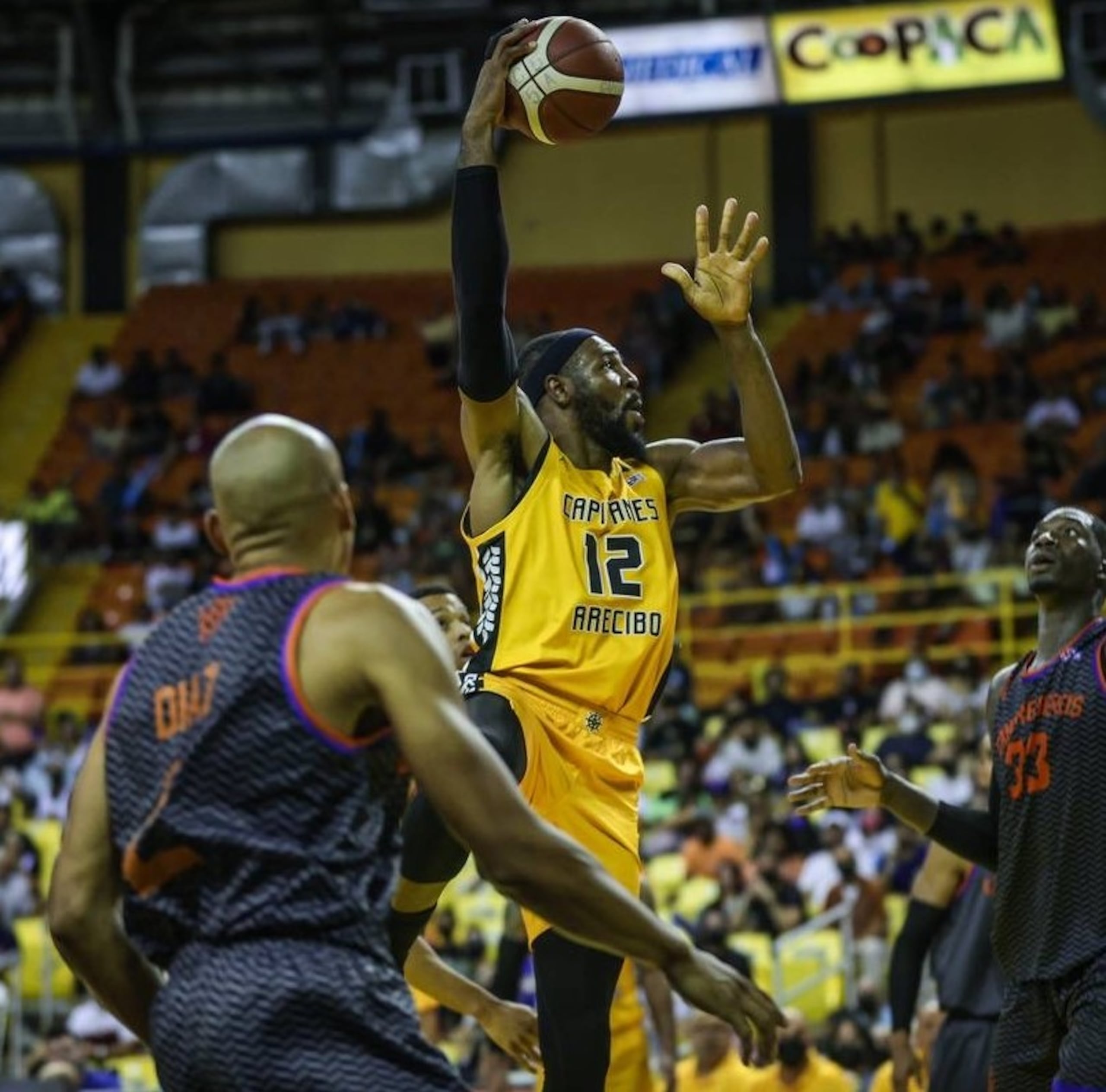 Chinemelu Elonu ha jugado en el BSN como refuerzo de los Capitanes de Arecibo en siete temporadas desde el 2015 cuando estableció su residencia en Puerto Rico.