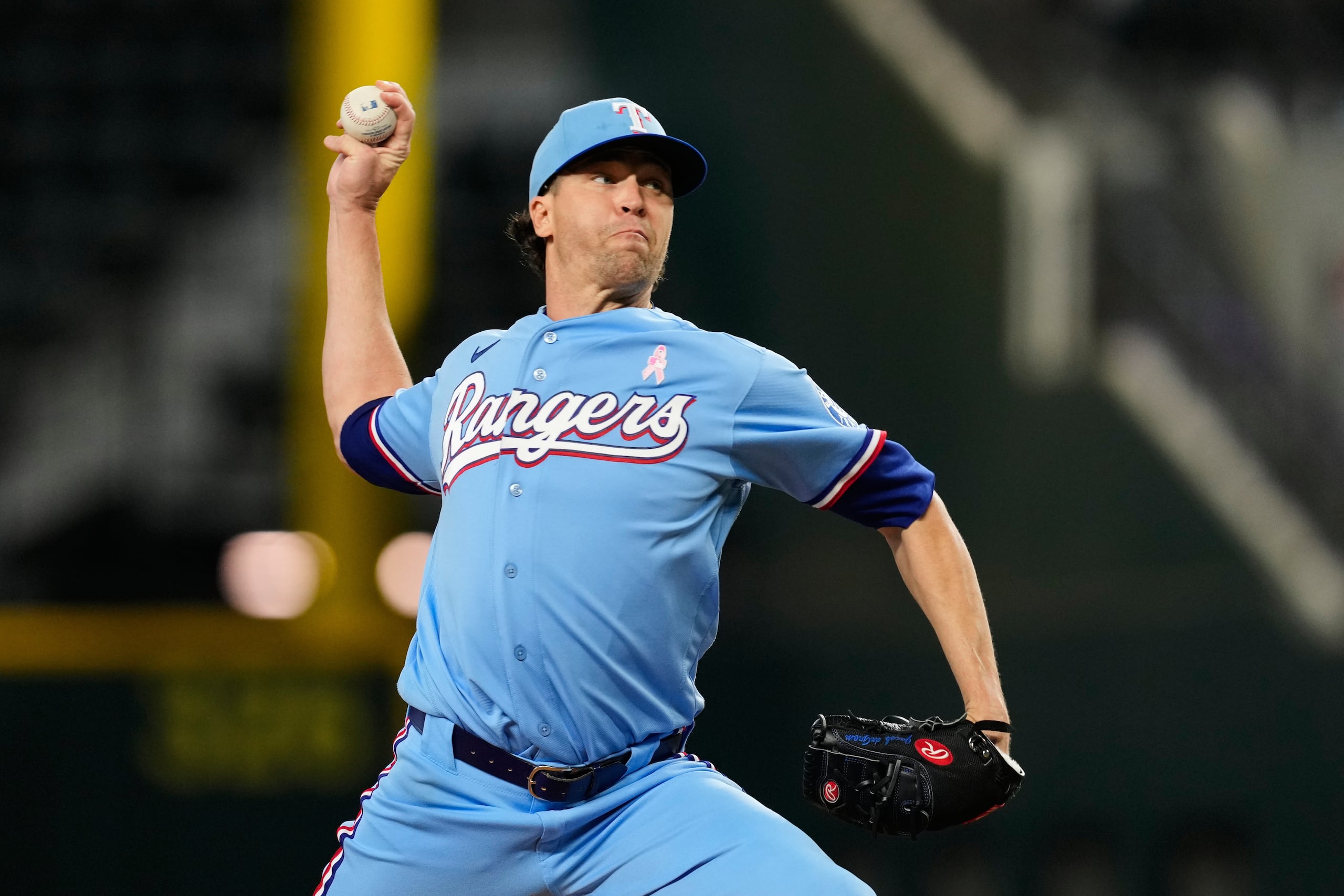 Jacob Degrom, lanzador de los Rangers de Texas, trabaja en la primera entrada del juego de béisbol de Grandes Ligas contra los Cubs de Chicago, el domingo 10 de mayo de 2026, en Arlington, Texas. (AP Foto/Tony Gutierrez)