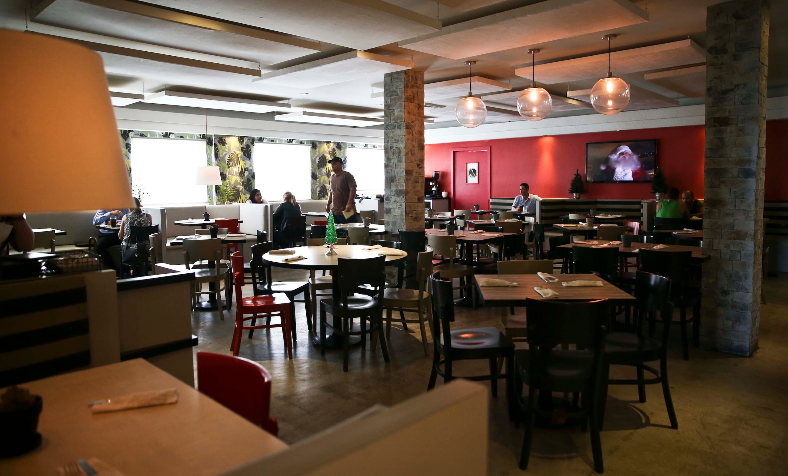 El Mesón de la Roosevelt sienta 96 clientes en el área del salón y a unas 35 en la barra, a la vez que emplea a unas 48 personas.