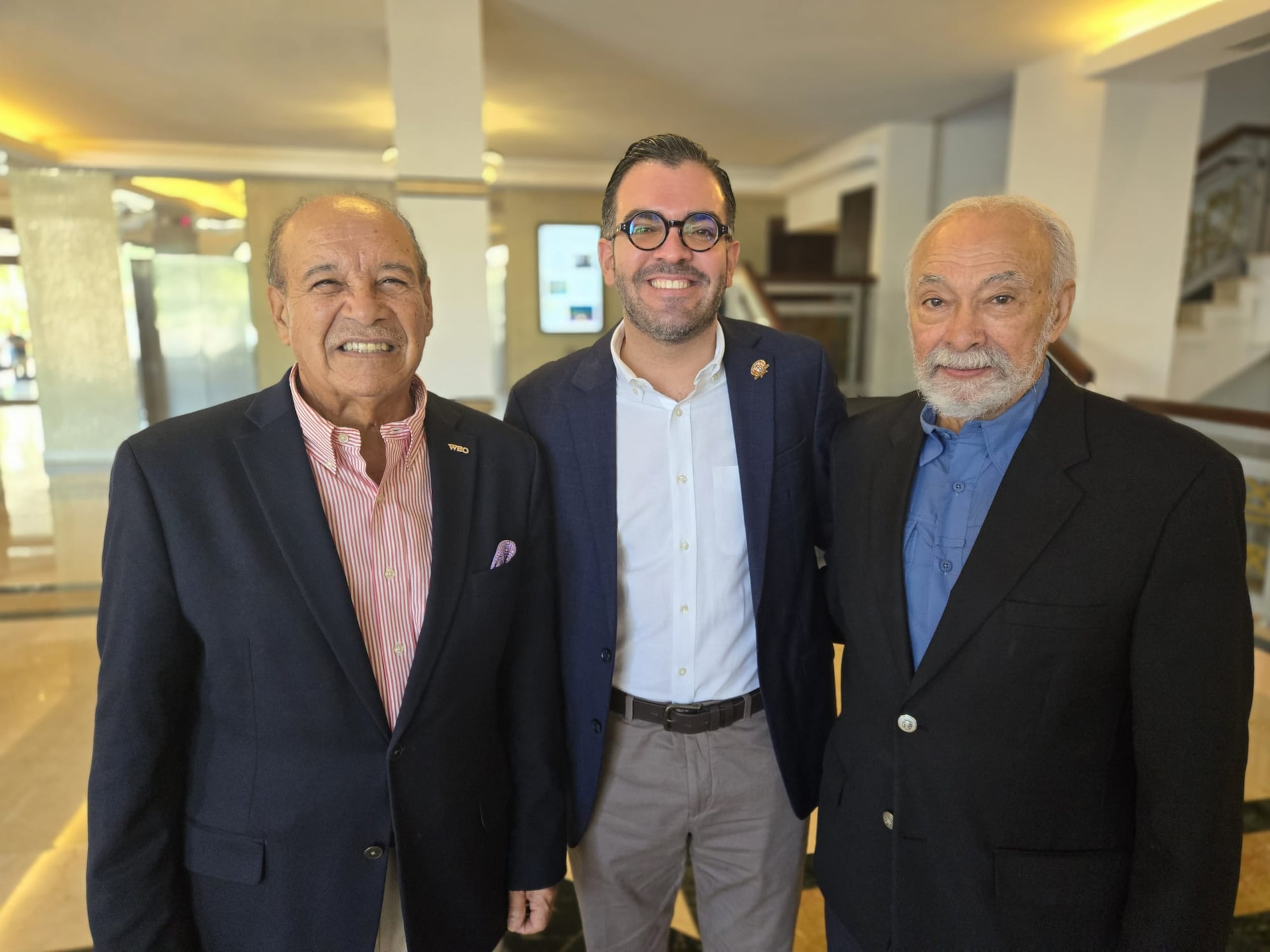 Francisco 'Paco' Valcárcel, a la izquierda, no negó ni confirmó hoy si ya es una decisión final el que no correrá para otro término en la presidencia del OMB. Junto a él aparecen su posible sucesor, Gustavo Olivieri, y el presidente fundado del organismo, Luis Batistas Salas.