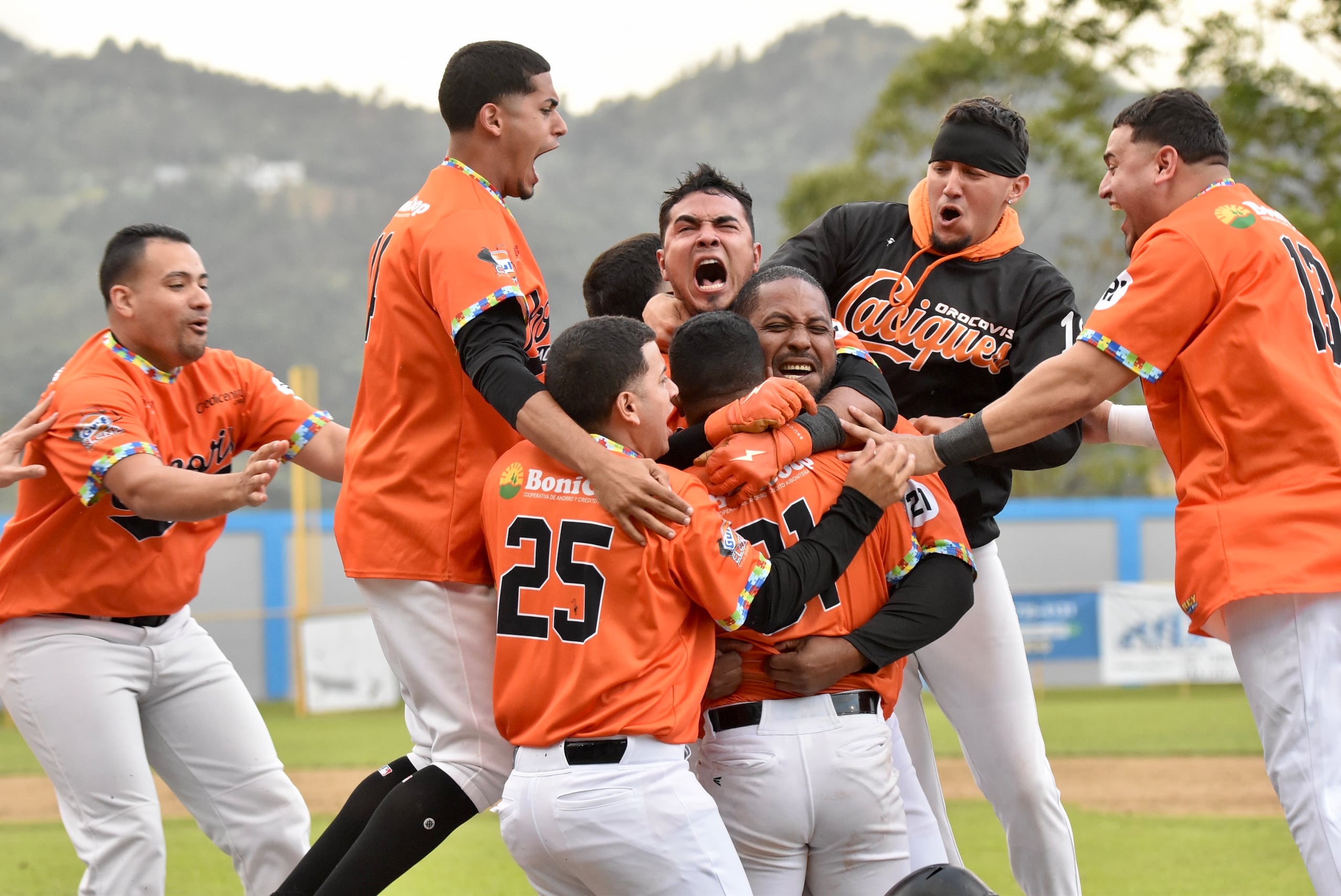Los Caciques de Orocovis celebran su coronación.