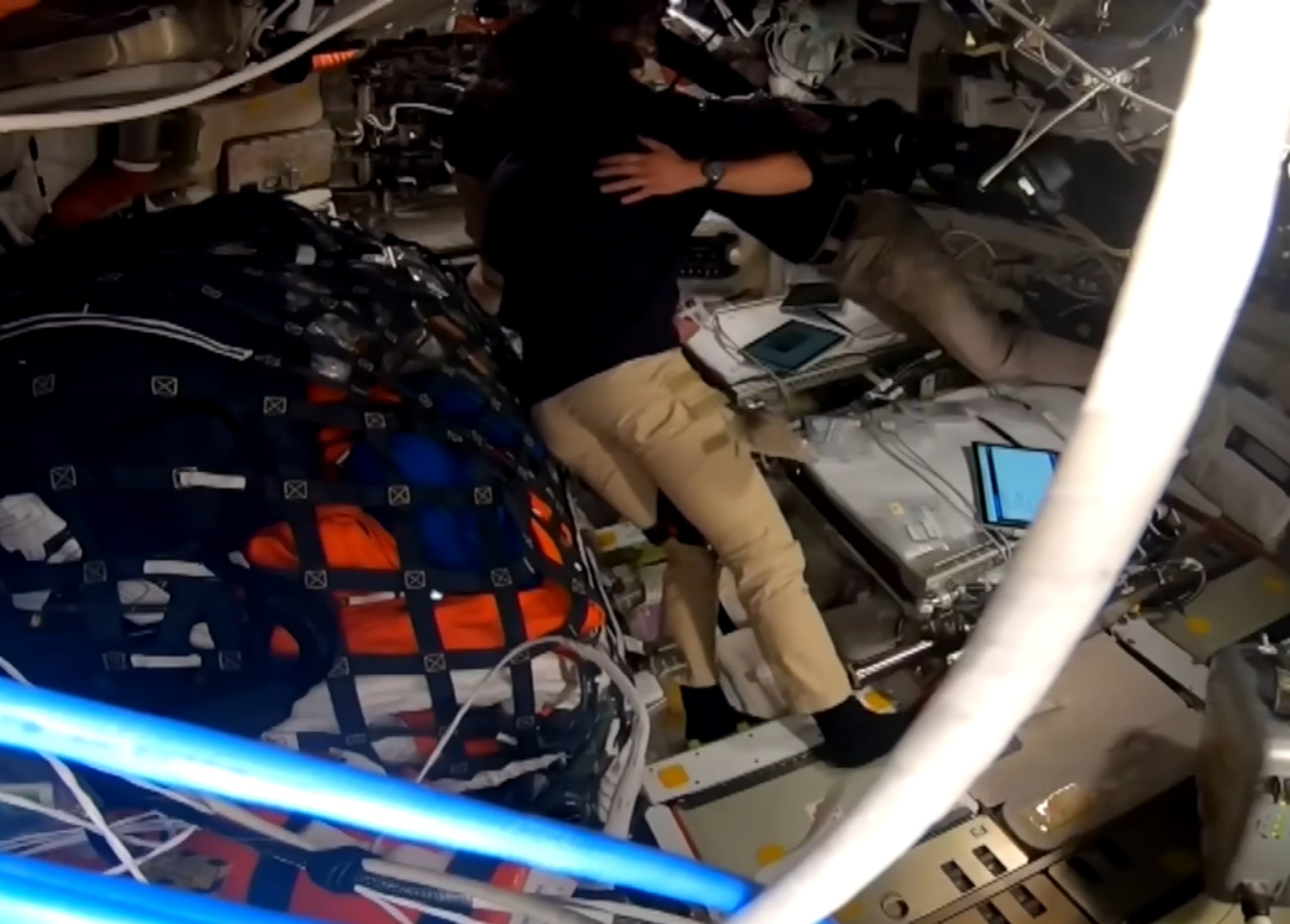 La tripulación tomó unos segundos para abrazarse entre lágrimas y recordar a los seres queridos fallecidos, poco después de convertirse en la misión espacial tripulada que ha llegado a mayor distancia de la Tierra.