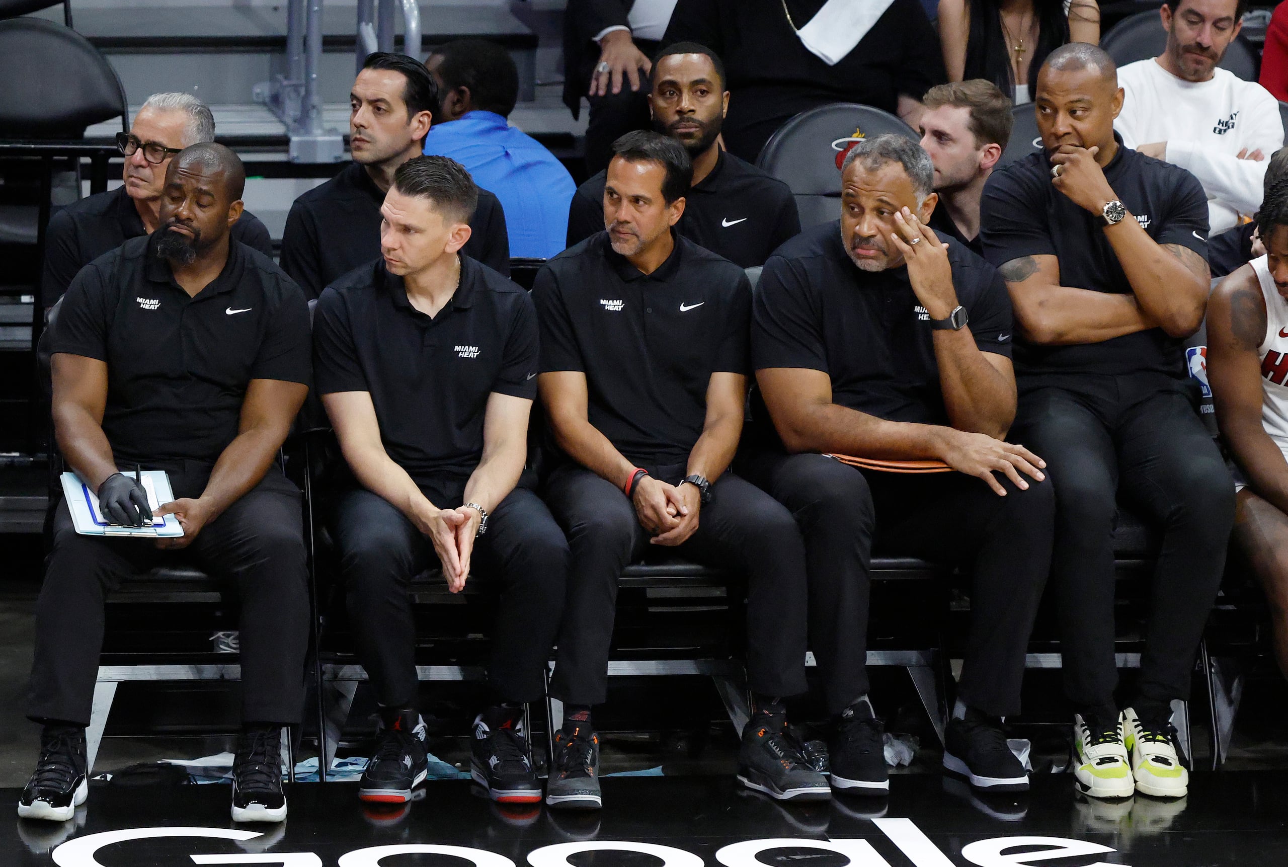 El cuerpo técnico del Heat, encabezado por Erik Spoelstra, quien aparece al centro, observa el desenlace del partido de ayer que marcó su eliminación.