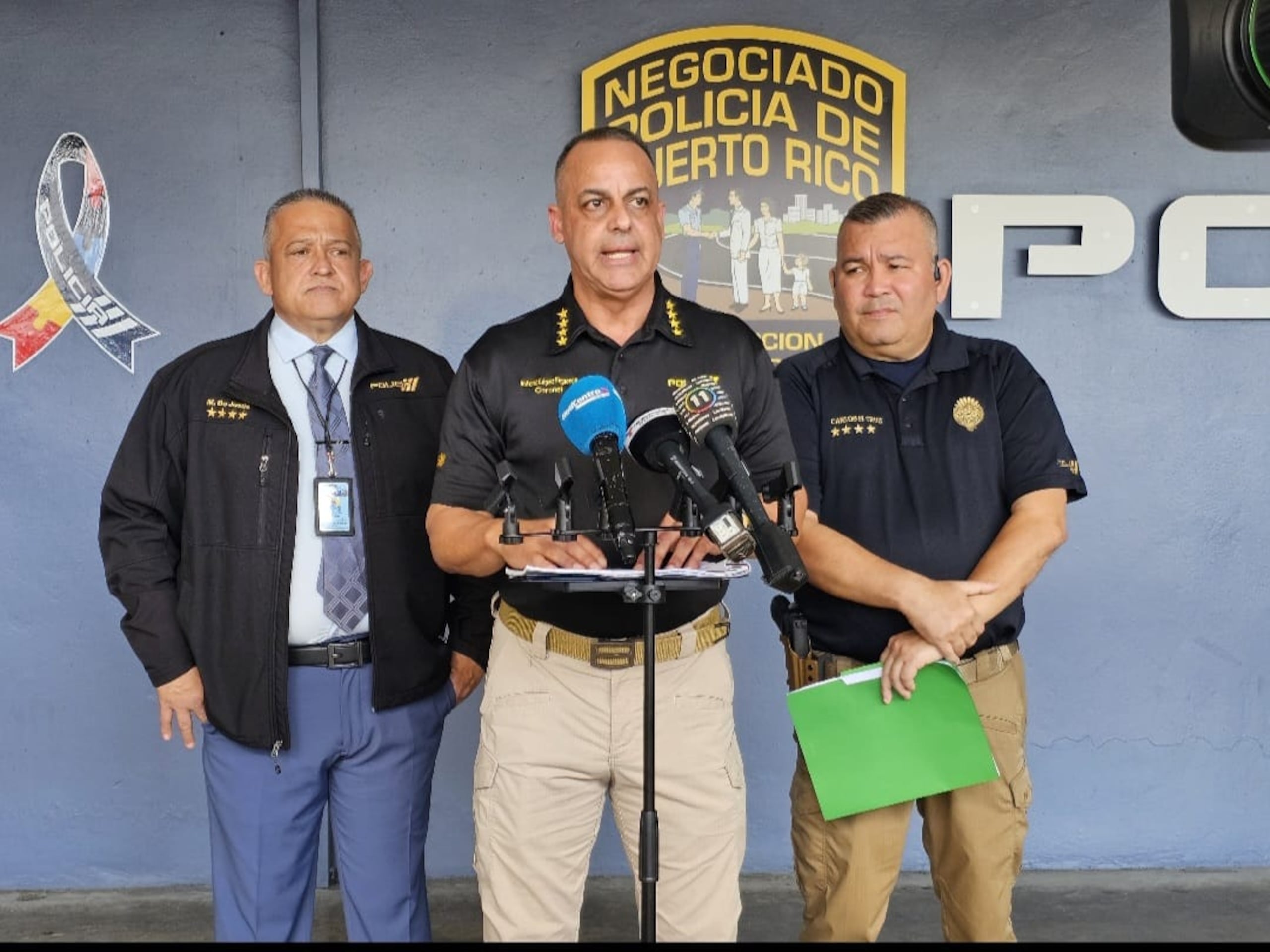 Conferencia de prensa sobre arrestado por balacera en Walmart de Fajardo, (al centro) comisionado de la Policía, Antonio López Figueroa, junto a los coroneles (izq.) Manuel De Jesús Treskow y Carlos Cruz.