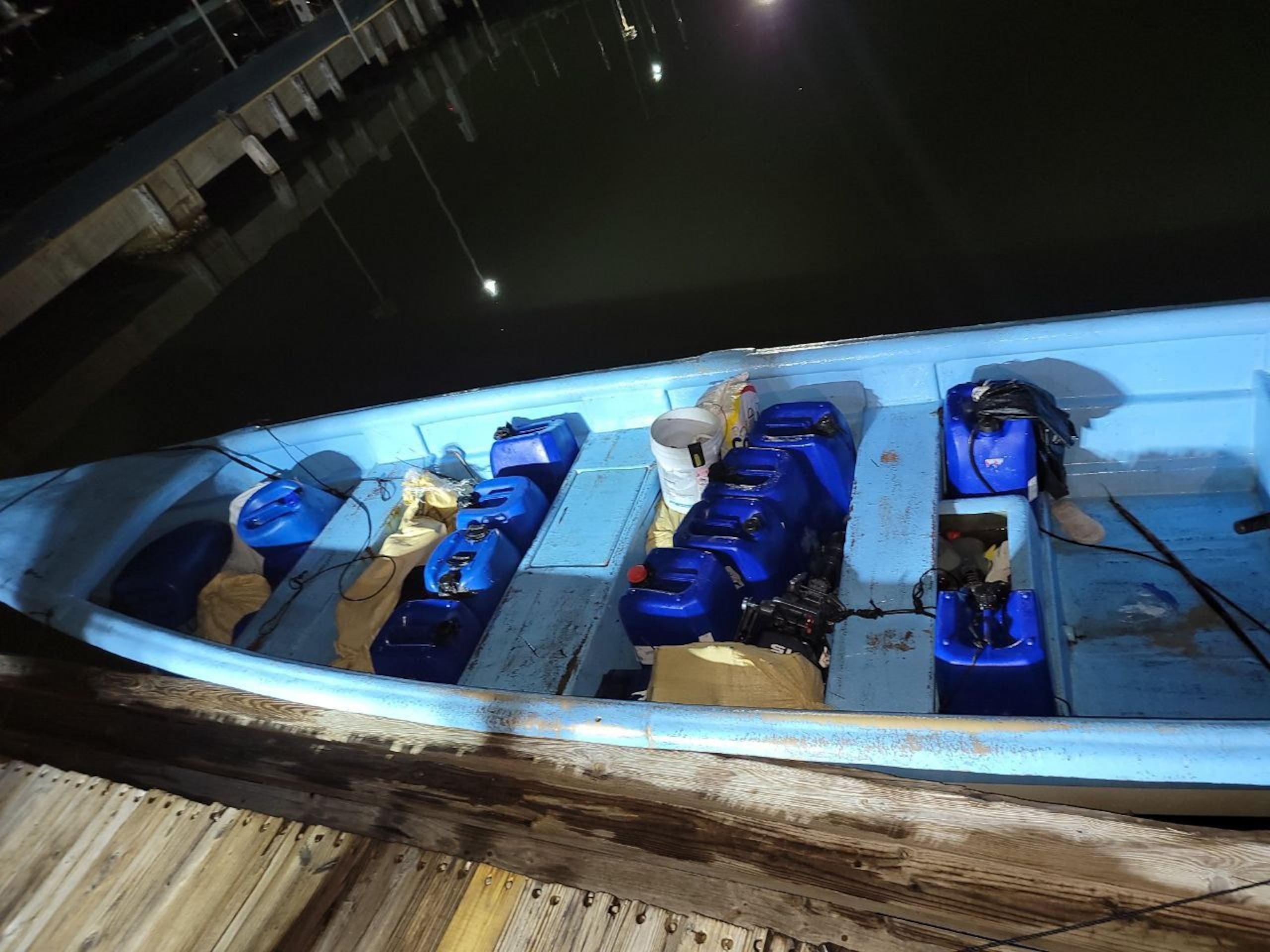 El Negociado de Fuerzas Unidas de Rápida Acción (NFURA) incautó 10 fardos con cocaína que eran transportados en esta yola por la costa de Cabo Rojo.