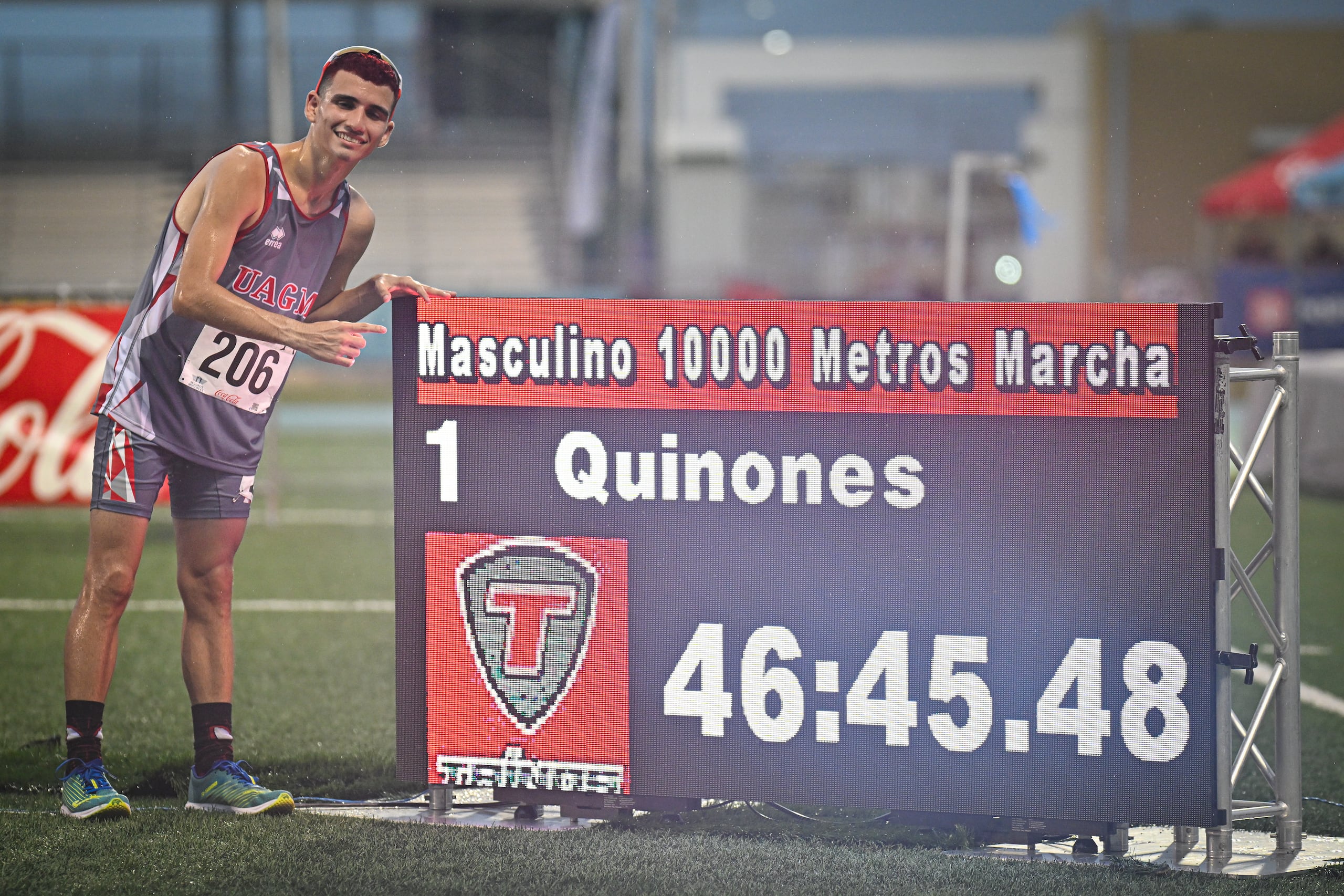 Sebastían Quiñones estableció la primera marca para las Justas de Atletismo de la Liga Atlética Interuniversitaria 2024 cuando en los 10,000 metros marcha.