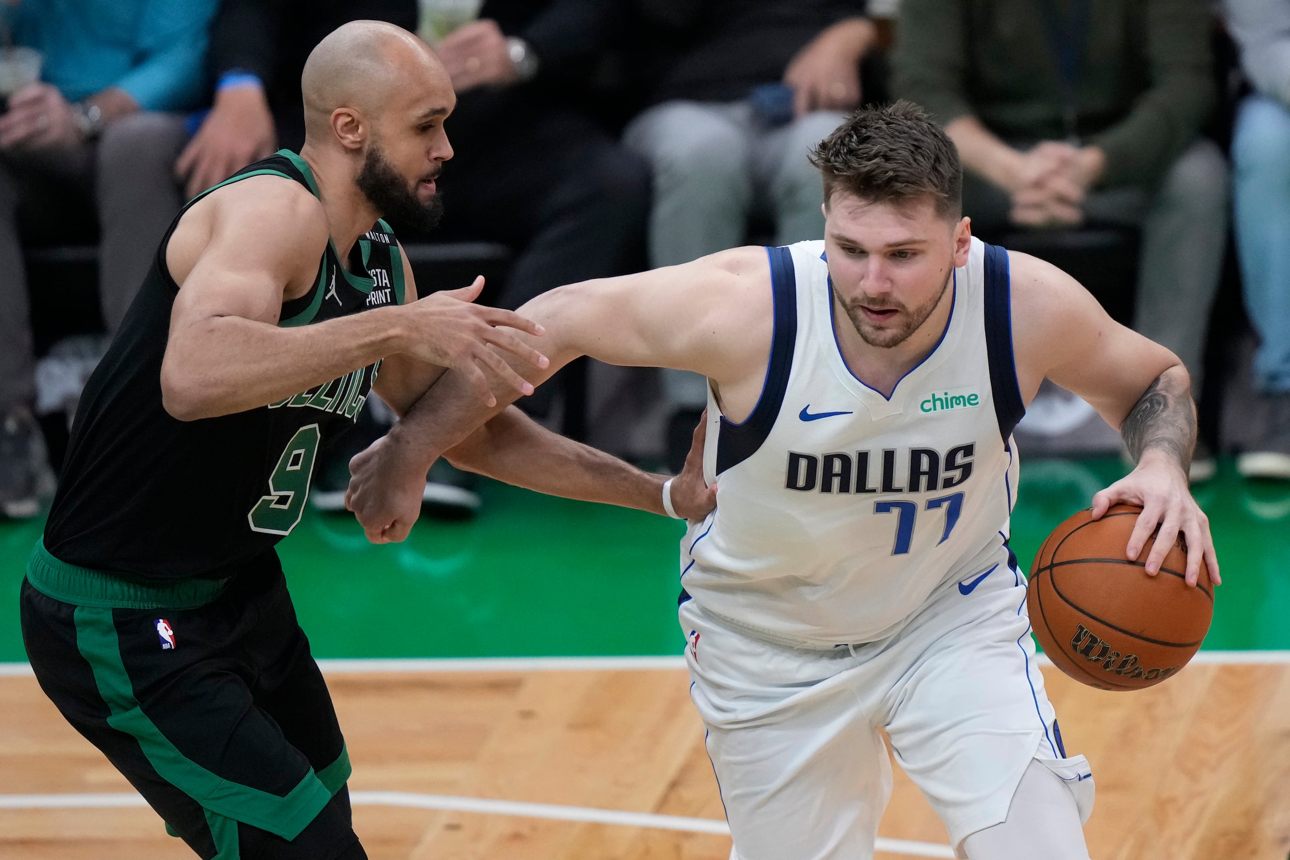 Derrick White (izquierda) viene de ganar el campeonato de la NBA con los Celtics de Boston.