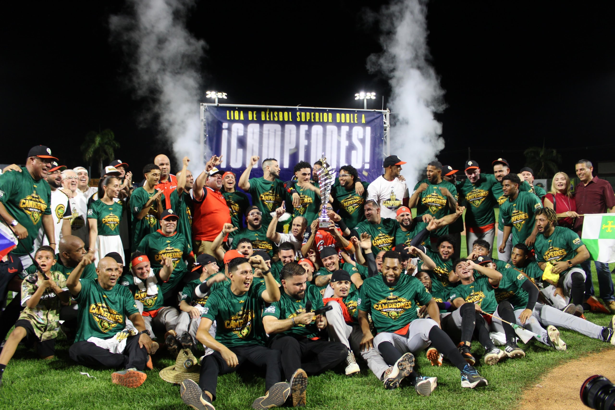 La novena de Comerío posa con el campeonato del Béisbol Superior Doble A.