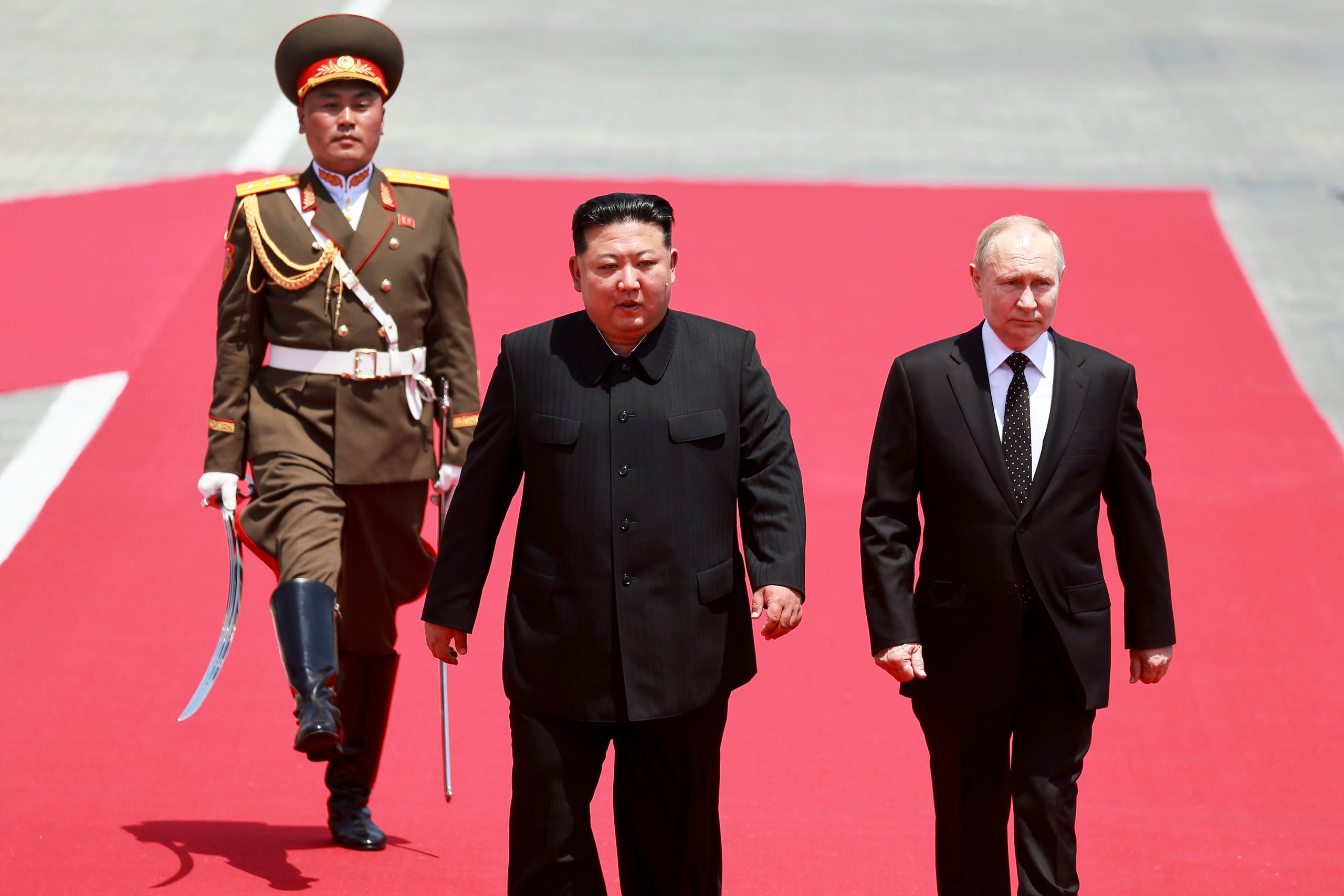 De acuerdo con la prensa estatal rusa, Putin y Kim hablaron cara a cara durante alrededor de dos horas, en un encuentro que estaba programado para que durase la mitad.
