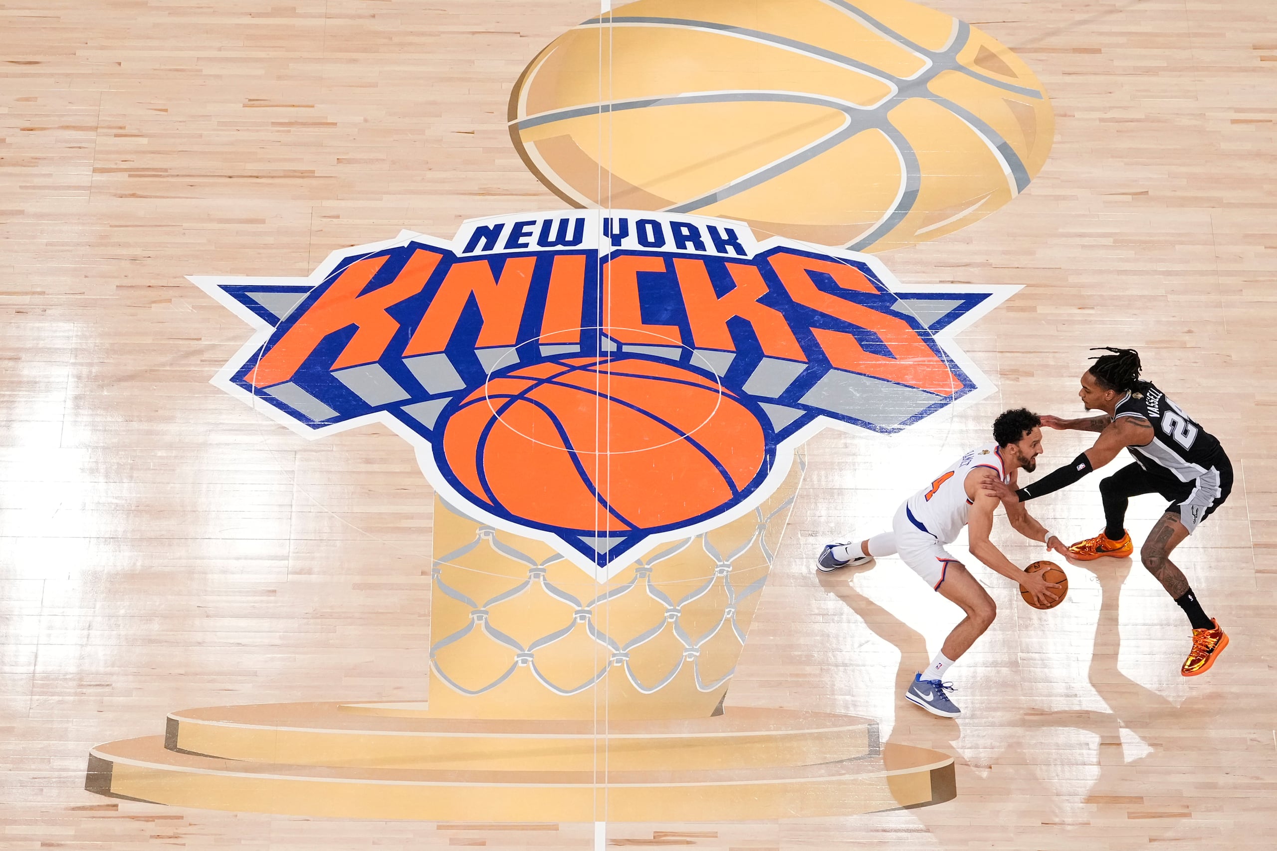Landry Shamet (44) de los Knicks de Nueva York avanza con el balón.