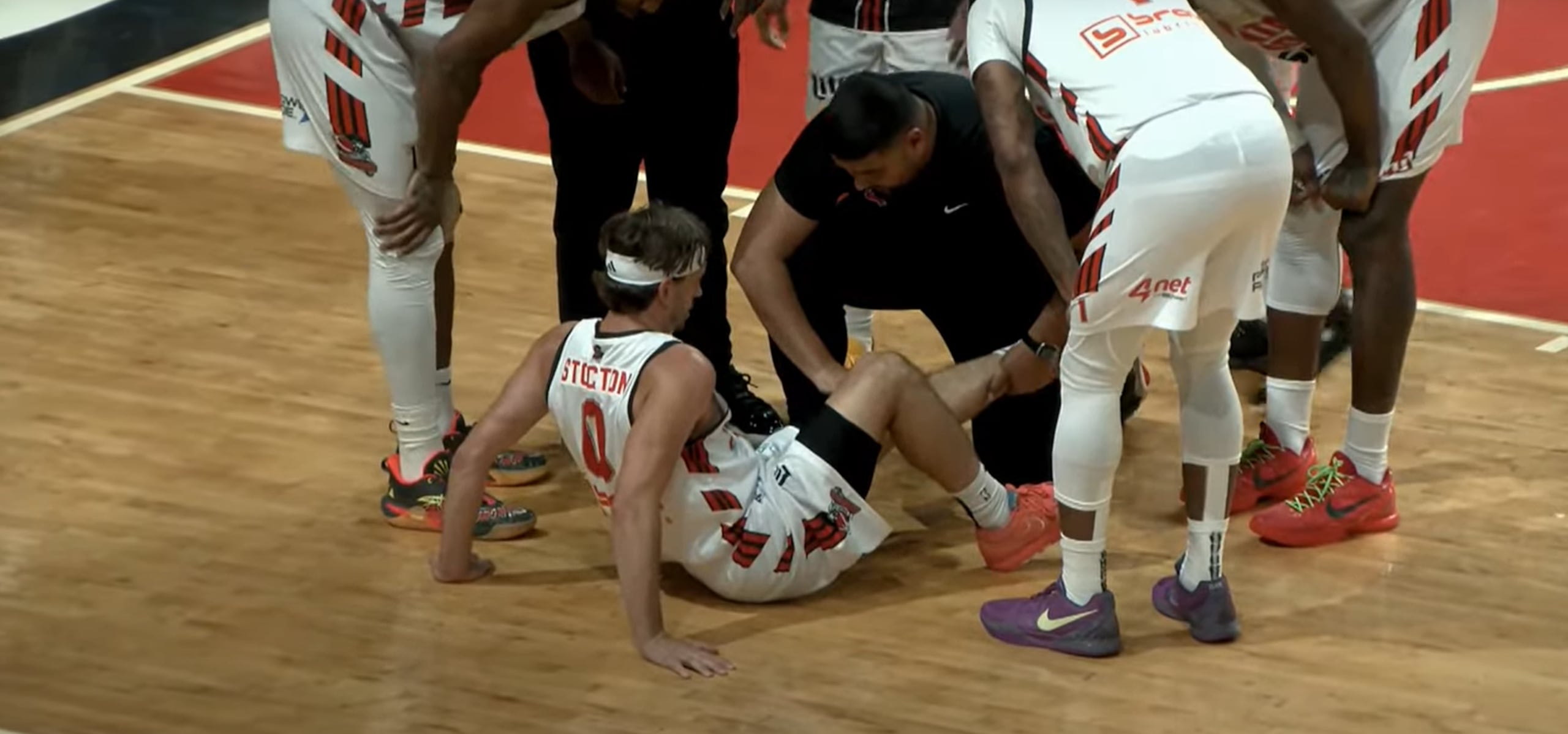 David Stockton jugó apenas cinco minutos antes de salir lastimado.