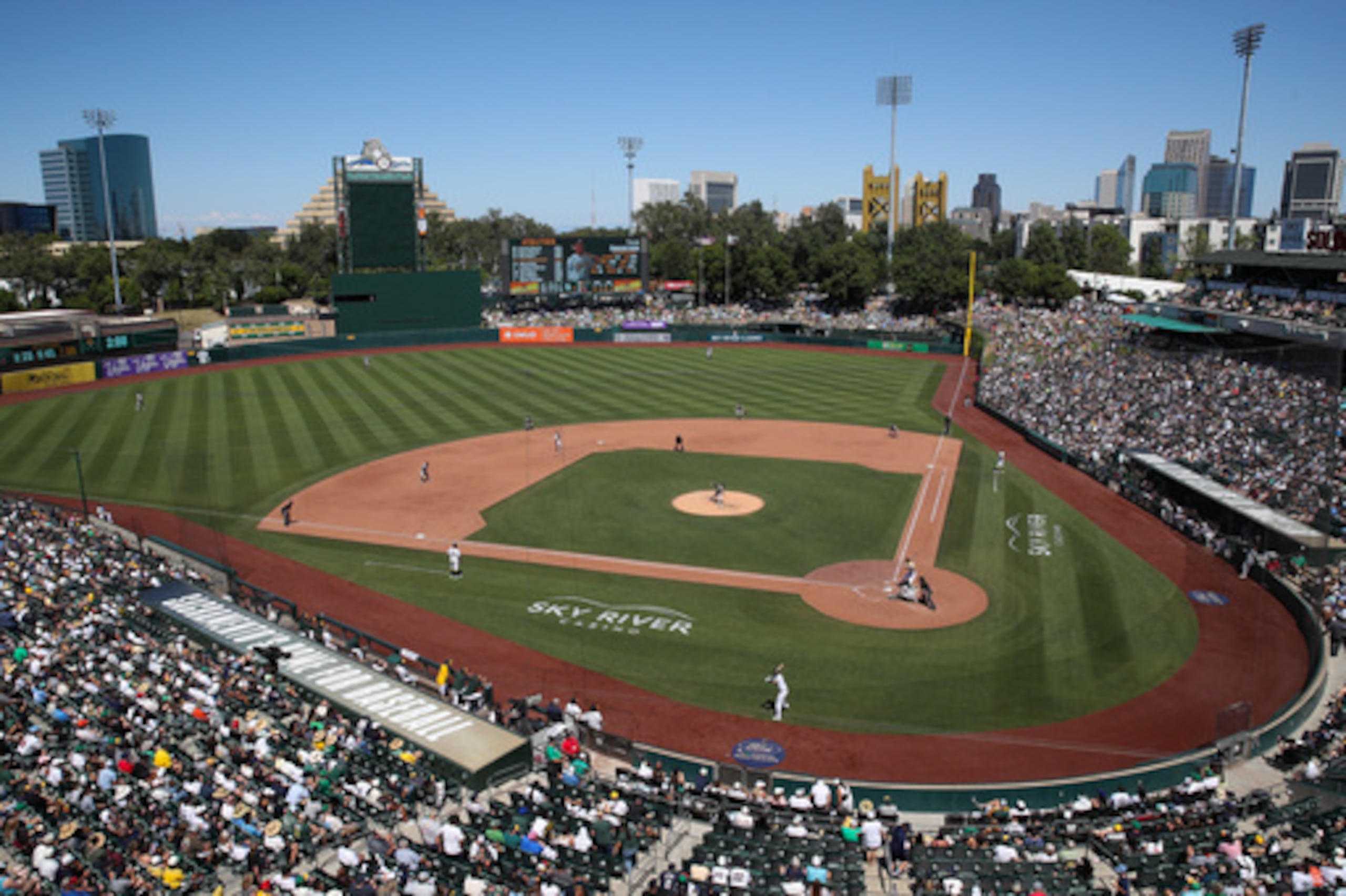 Los Athletics y los New York Yankees juegan durante la quinta entrada de un partido de béisbol en el Sutter Health Park, el domingo 31 de mayo de 2026, en West Sacramento, California. (Foto AP/Scott Marshall)
