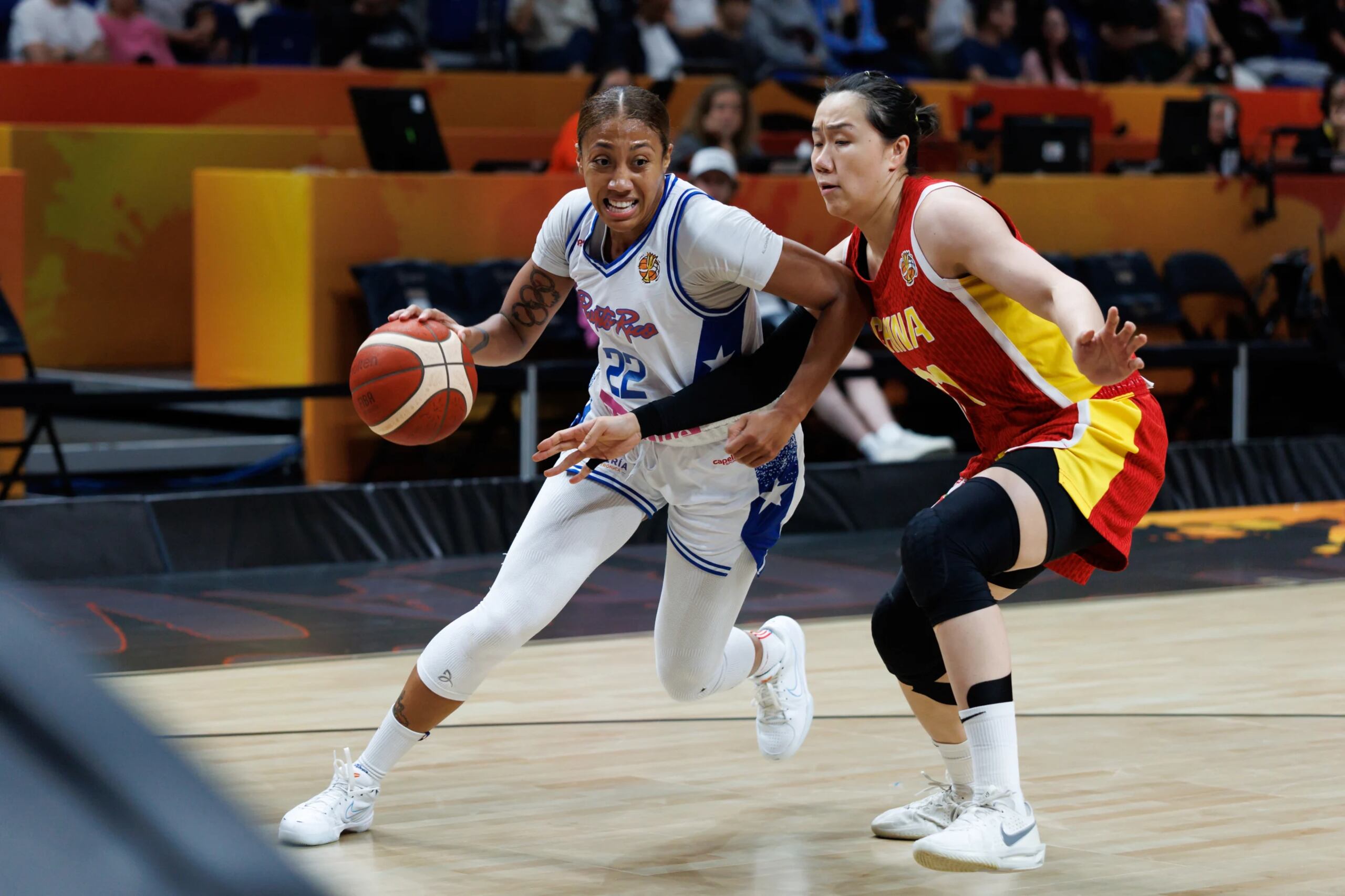 Arella Guirantes intenta penetrar ante la defensa china.