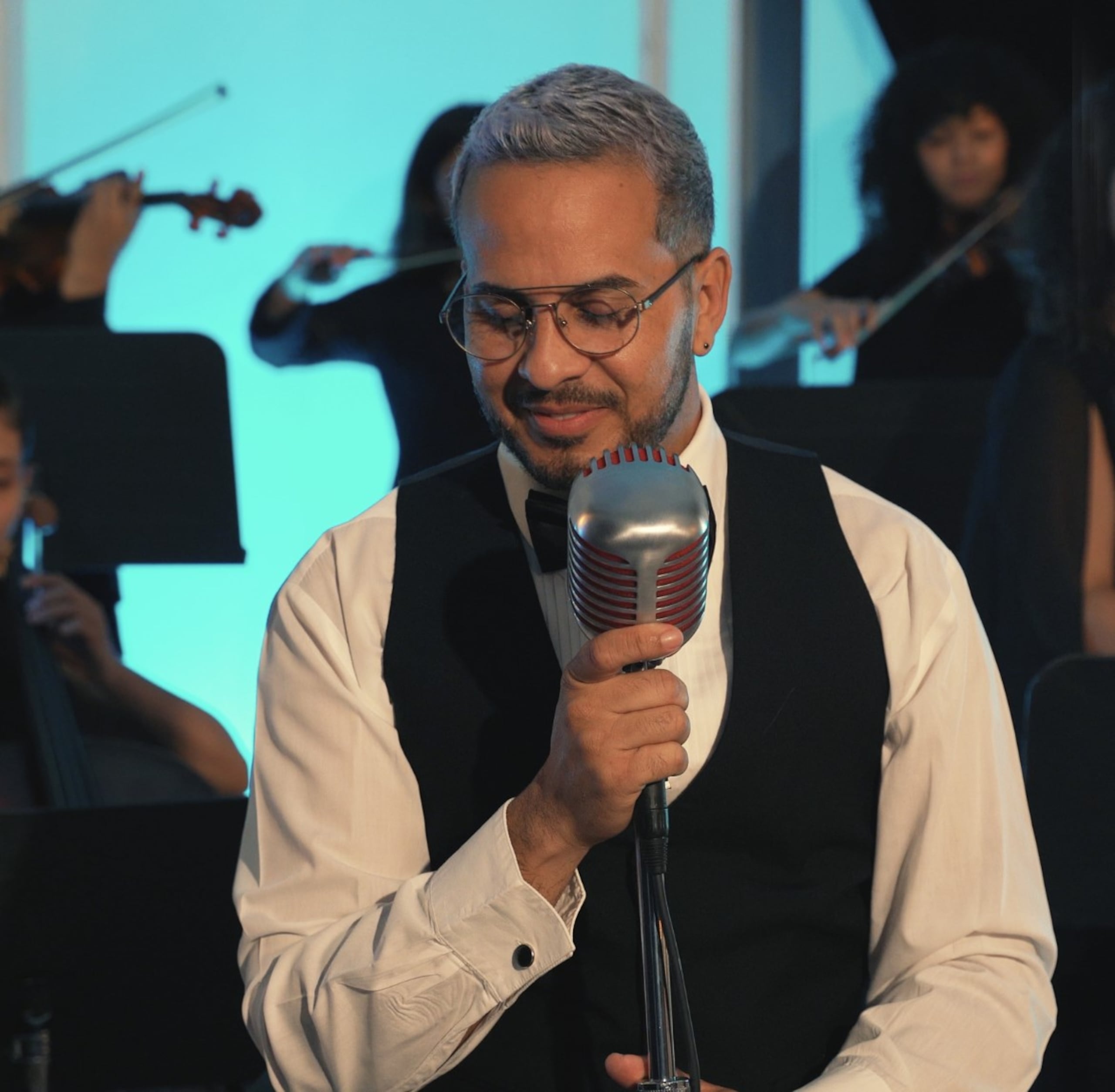 Temas como emas como: “Juguete”, “Mío”, “Deseo Salvaje”, “Escándalo” y “Bachata Rosa”, serán parte del repertorio que compartirá el cantante.