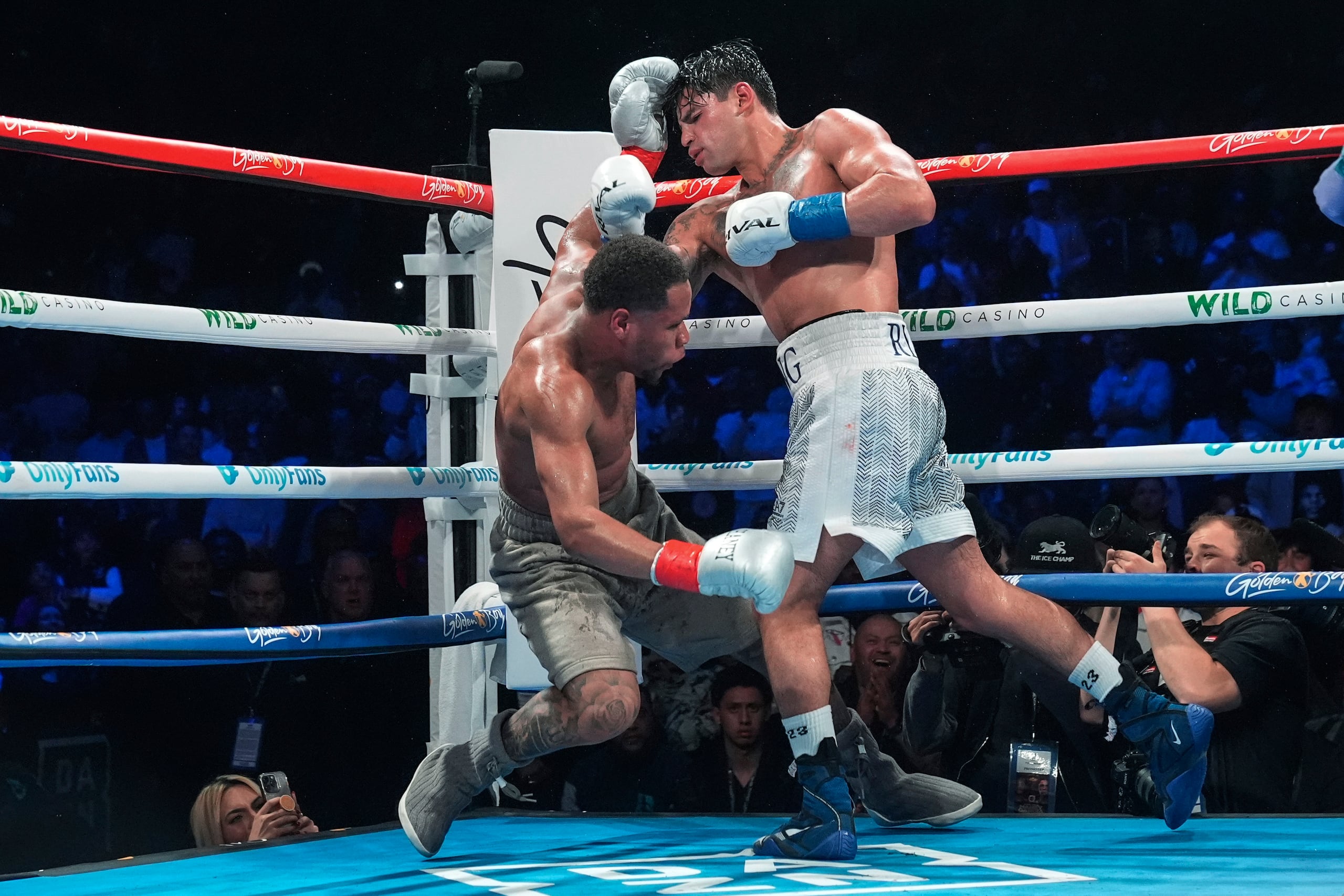 En foto del domingo 21 de abril del 2024, Ryan García noquea a Devin Haney en la décima ronda de la pelea de boxeo de peso súperligero en Nueva York. El miércoles 1 de mayo del 2024, García niega haber utilizado drogas para mejorar su rendimiento tras reportes de que dio positivo. (AP Foto/Frank Franklin II)