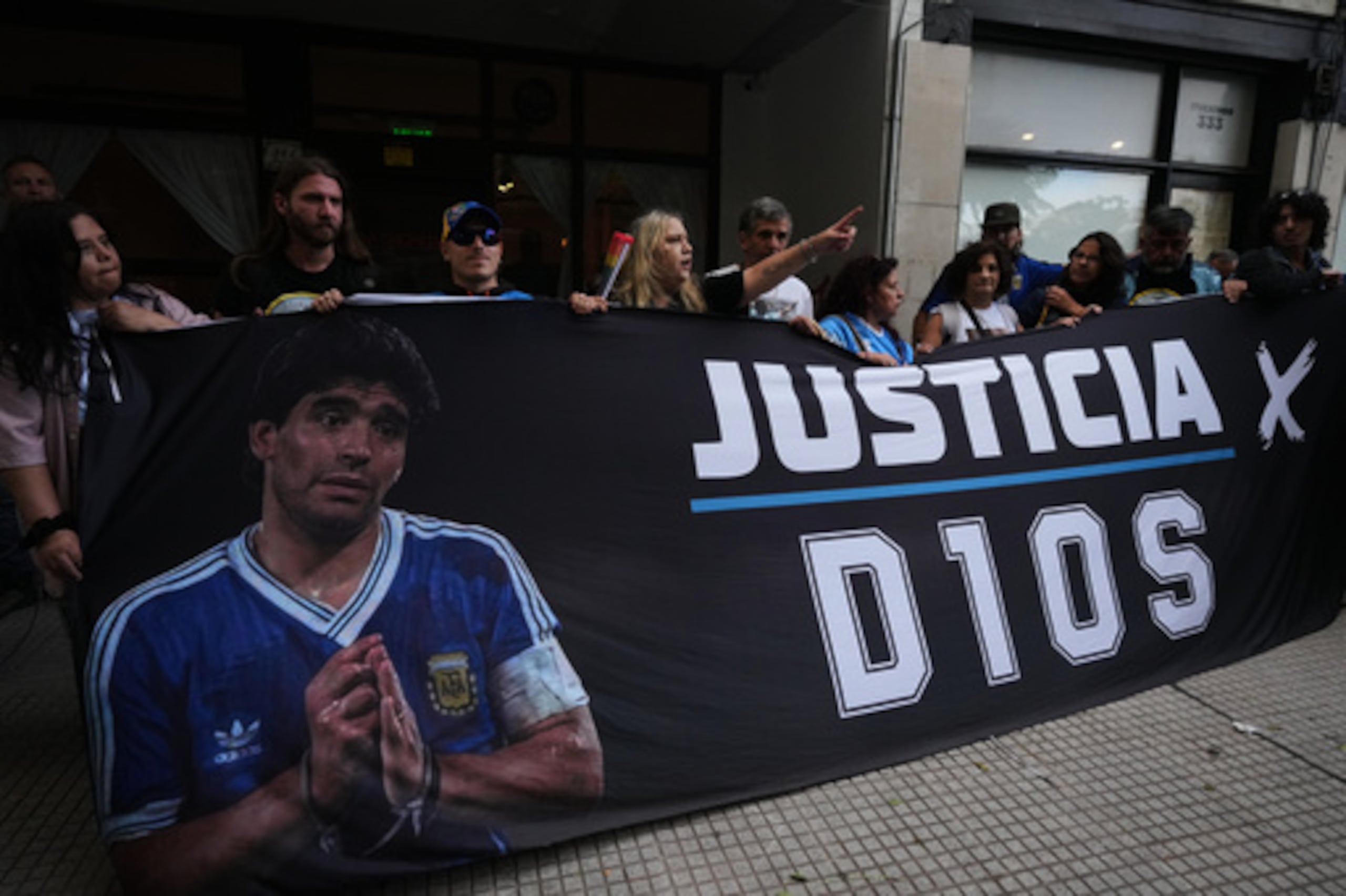 Fanáticos del fallecido futbolista Diego Maradona se concentran frente al juzgado el primer día del juicio contra su equipo médico por presunto homicidio por negligencia en San Isidro, Argentina, el martes 14 de abril de 2026. (Foto AP/Rodrigo Abd)