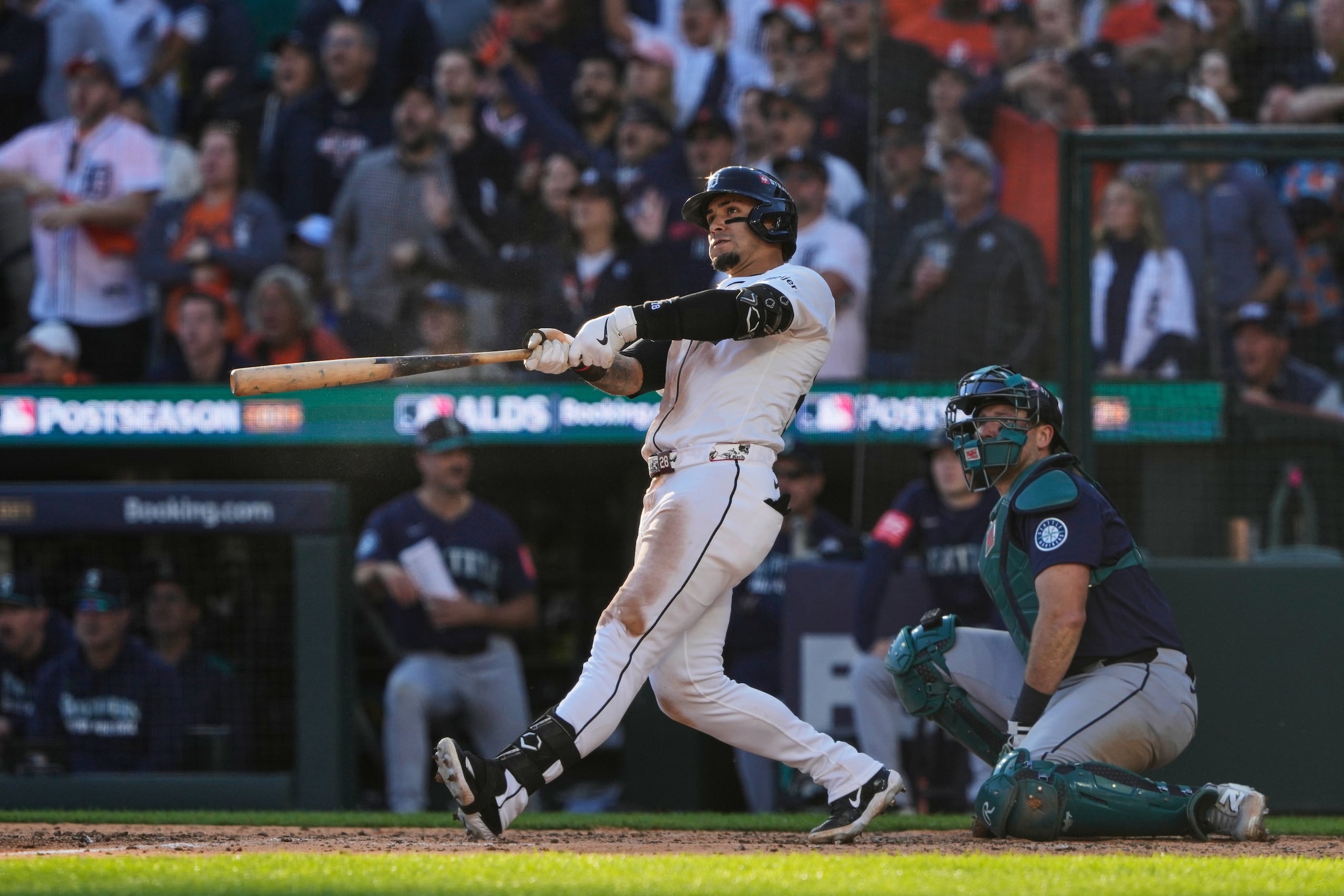 Javier Báez observa su cuadrangular de dos carreras frente a los Mariners de Seattle.