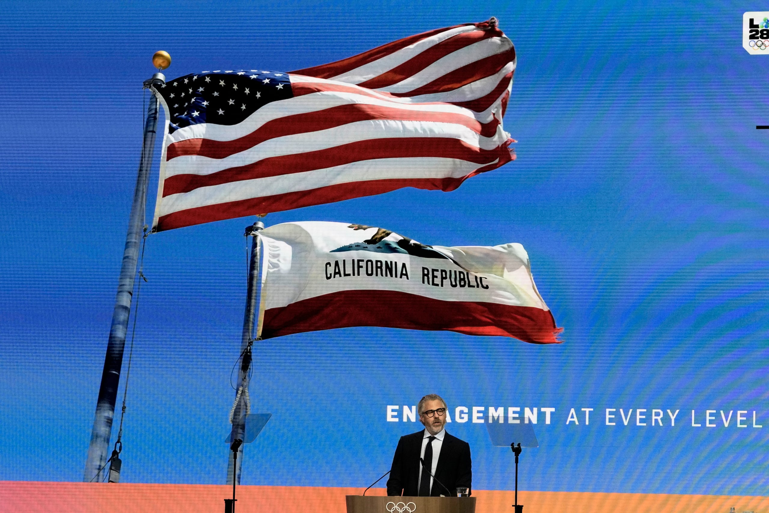 Casey Wasserman, director ejecutivo del comité organizador de los Juegos Olímpicos de 2028, habla durante la 144 sesión del Comité Olímpico Internacional, el jueves 20 de marzo de 2025, en Costa Navarino, Grecia. (AP Foto/Thanassis Stavrakis)