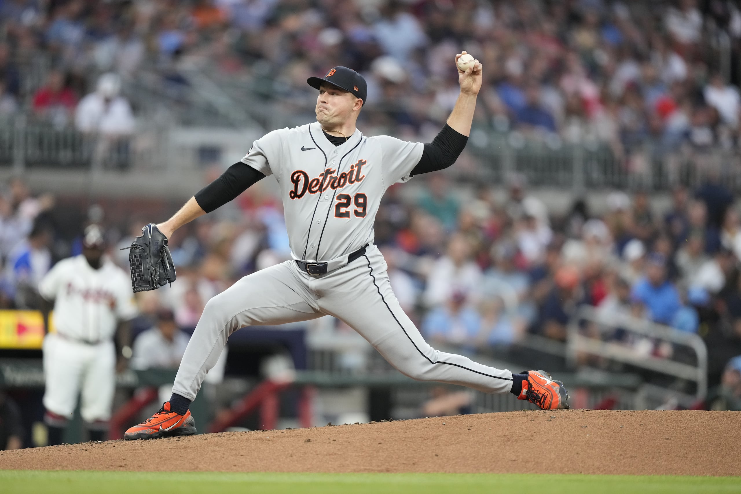 Tarik Skubal, lanzador de los Tigers de Detroit, durante un juego contra los Braves de Atlanta.