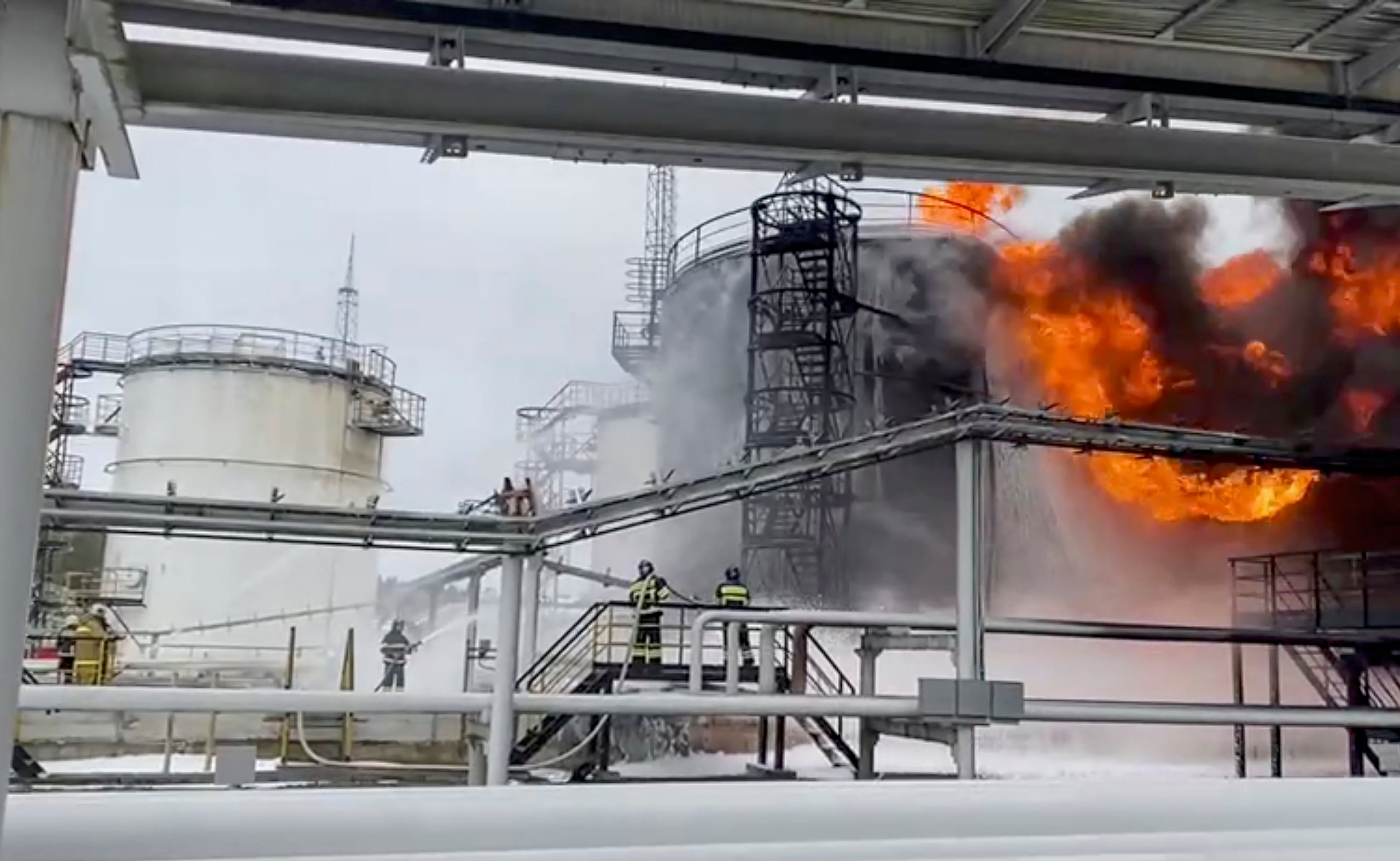Extinción del incendio provocado por un ataque ucraniano con drones contra el depósito de petróleo de Klintsevskaya, en la región rusa de Bryansk. (EFE/EPA/Ministerio de Emergencias de Rusia)