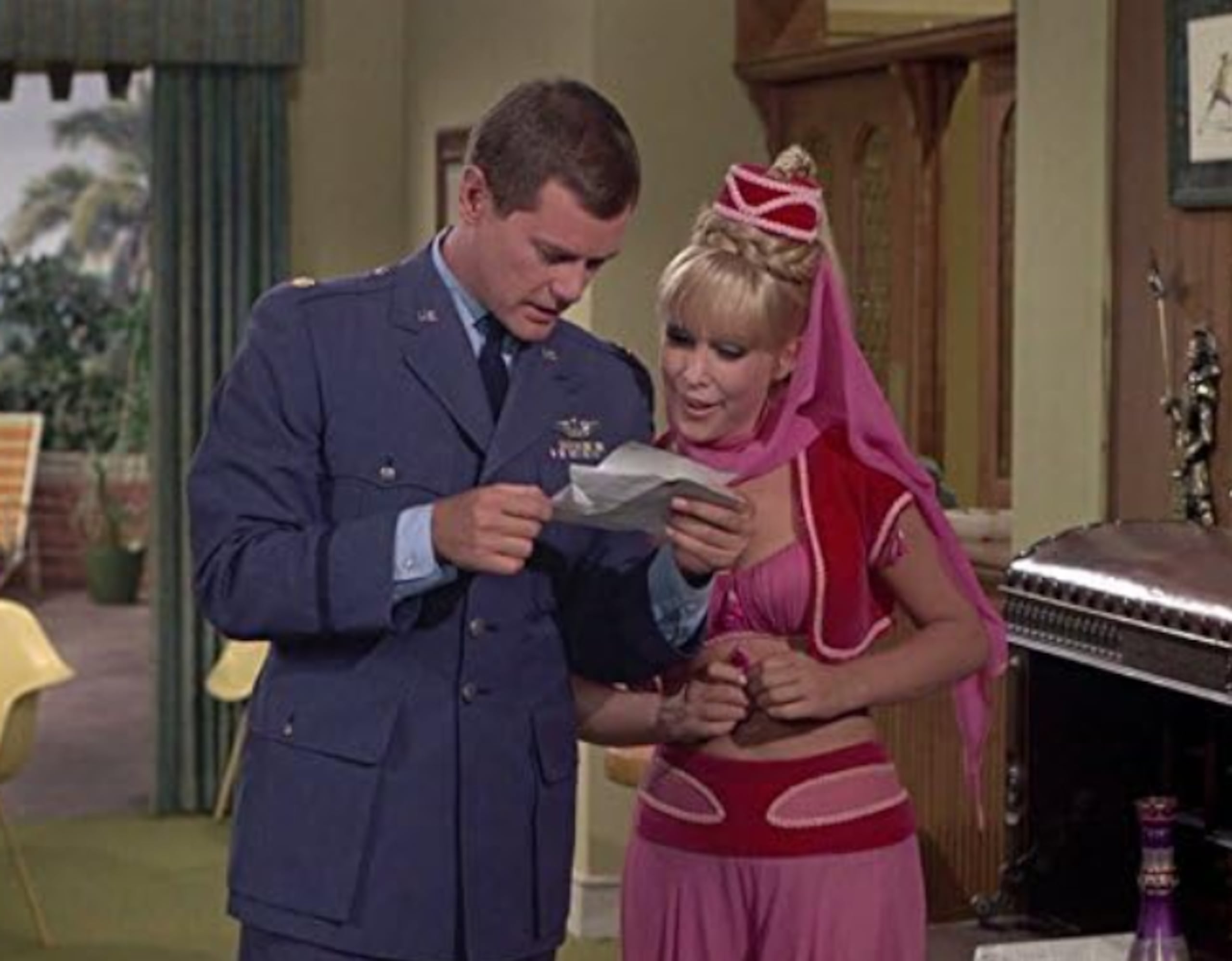Eden se hizo famosa por la serie de los 60 "Mi bella genio", en el que interpretaba a "Jeannie", la genio que vivía en una botella encontrada por el astronauta "Anthony 'Toy' Nelson" (Larry Hagman).