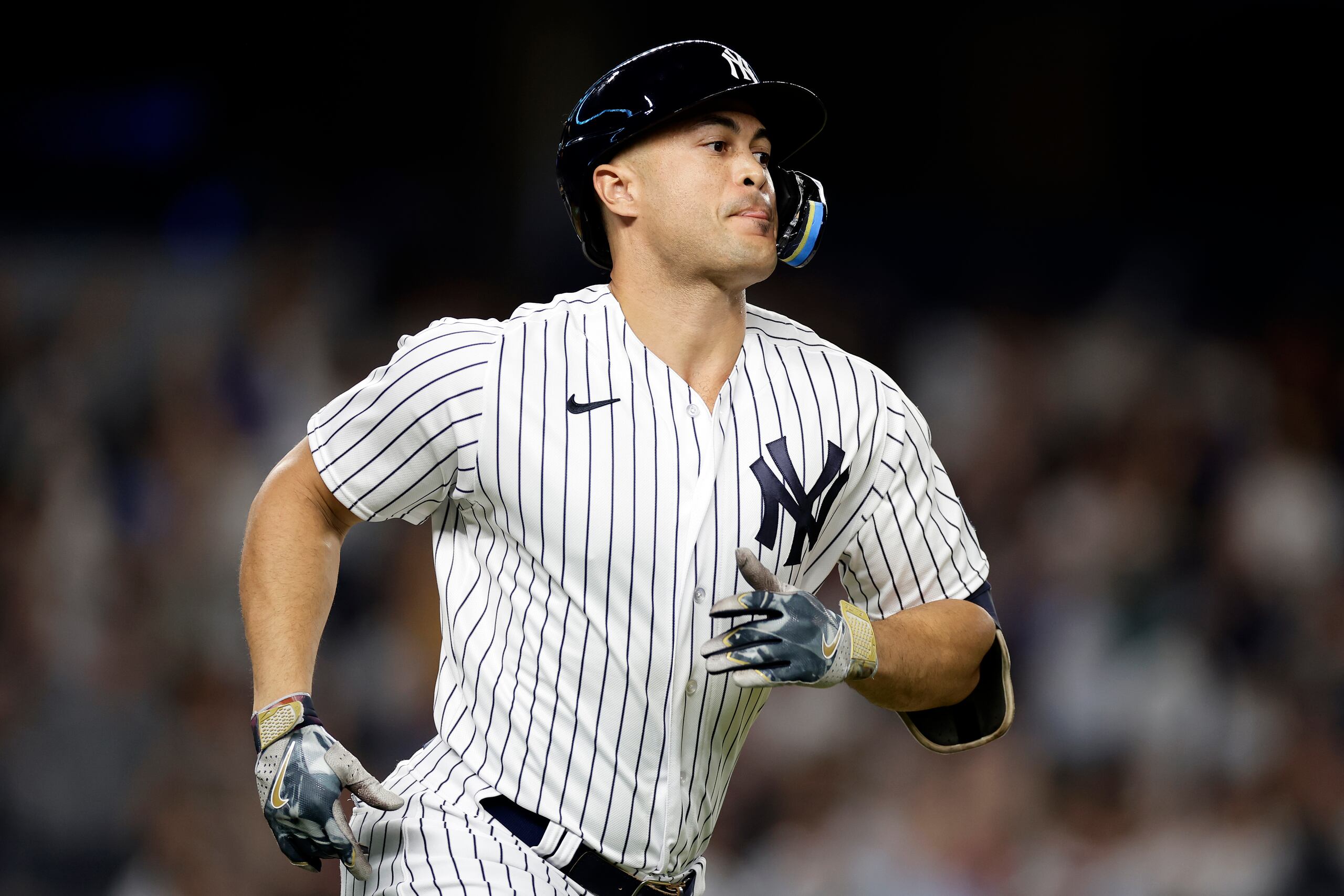 Giancarlo Stanton recorre las bases tras su jonrón número 400.
