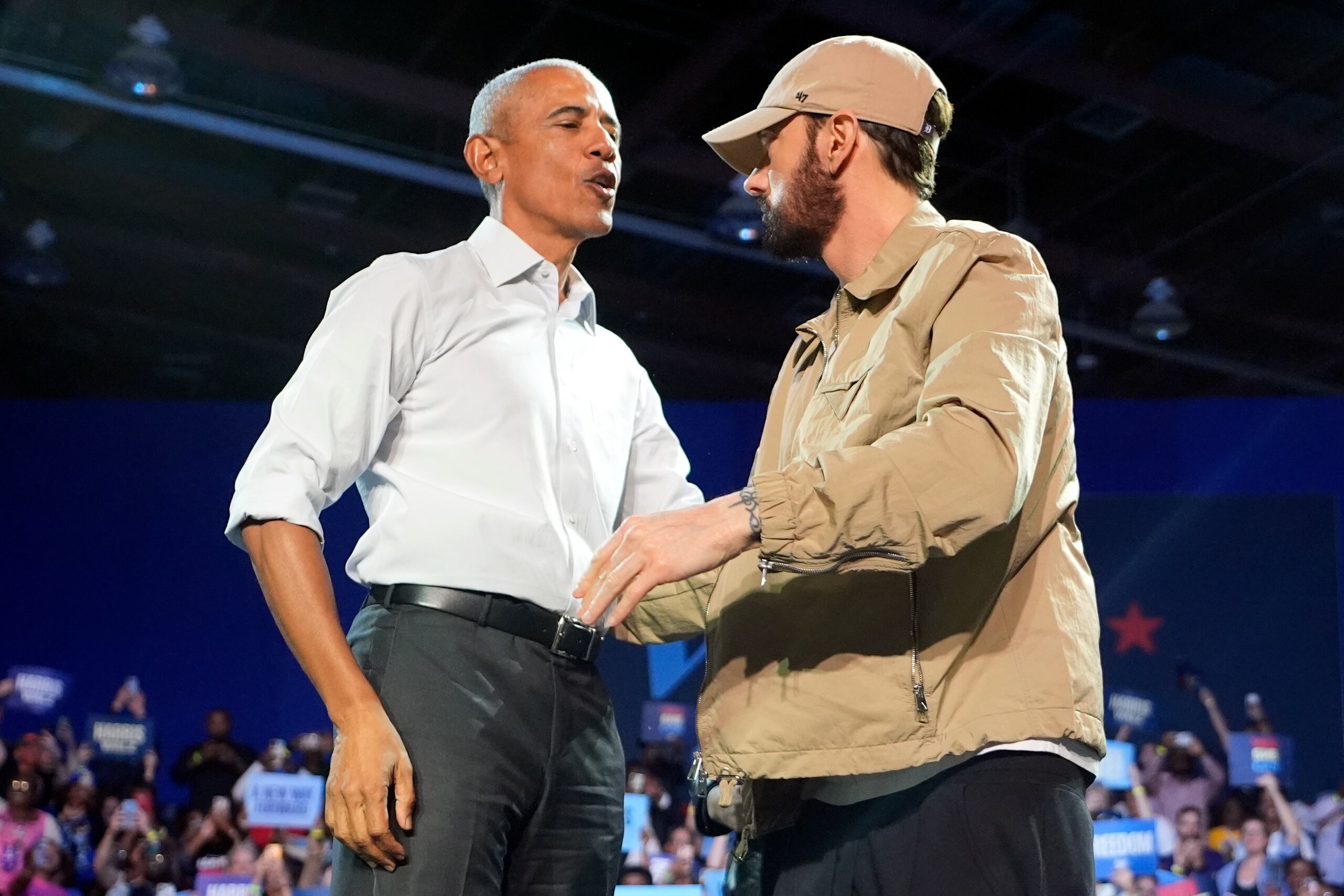 La aparición de Obama y Eminem se produce pocos días antes de que comience la votación anticipada en Michigan, uno de varios estados indecisos que podrían definir la elección.