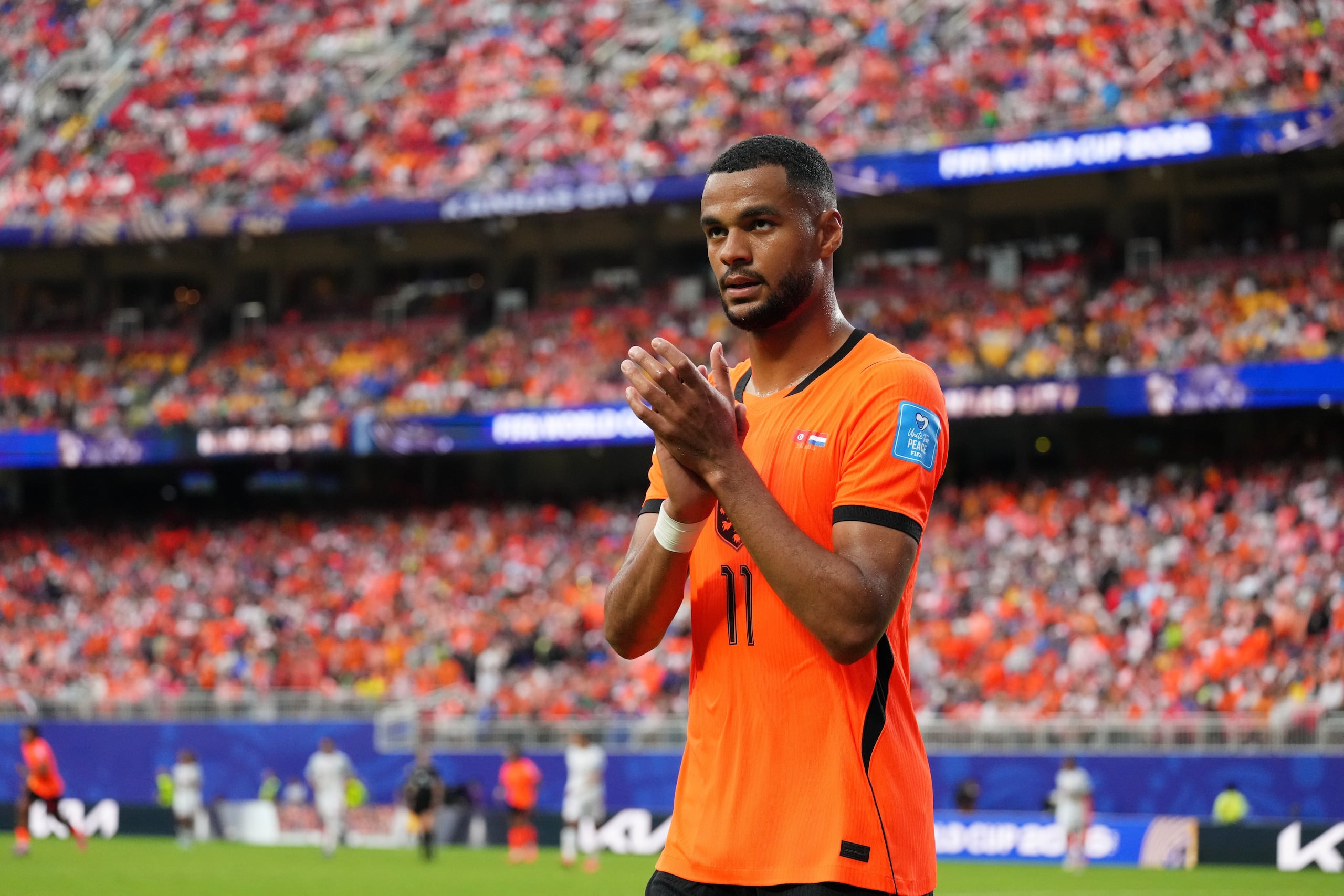 Cody Gakpo, de Holanda, aplaude al abandonar la cancha en el partido del Mundial ante Túnez.