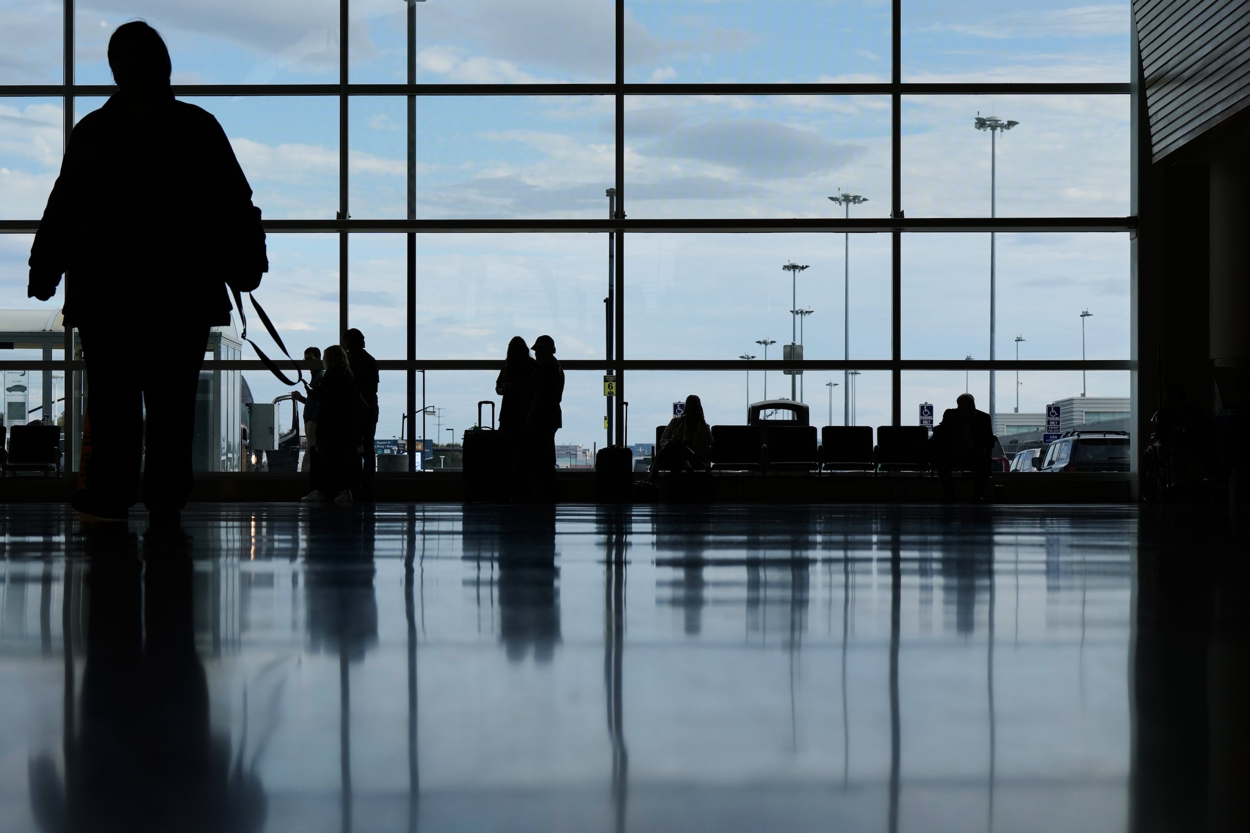 Viajeros esperan dentro de la Terminal B del Aeropuerto Internacional Mineta de San José, el miércoles 12 de noviembre de 2025, en San José, California. (Foto AP/Godofredo A. Vásquez)