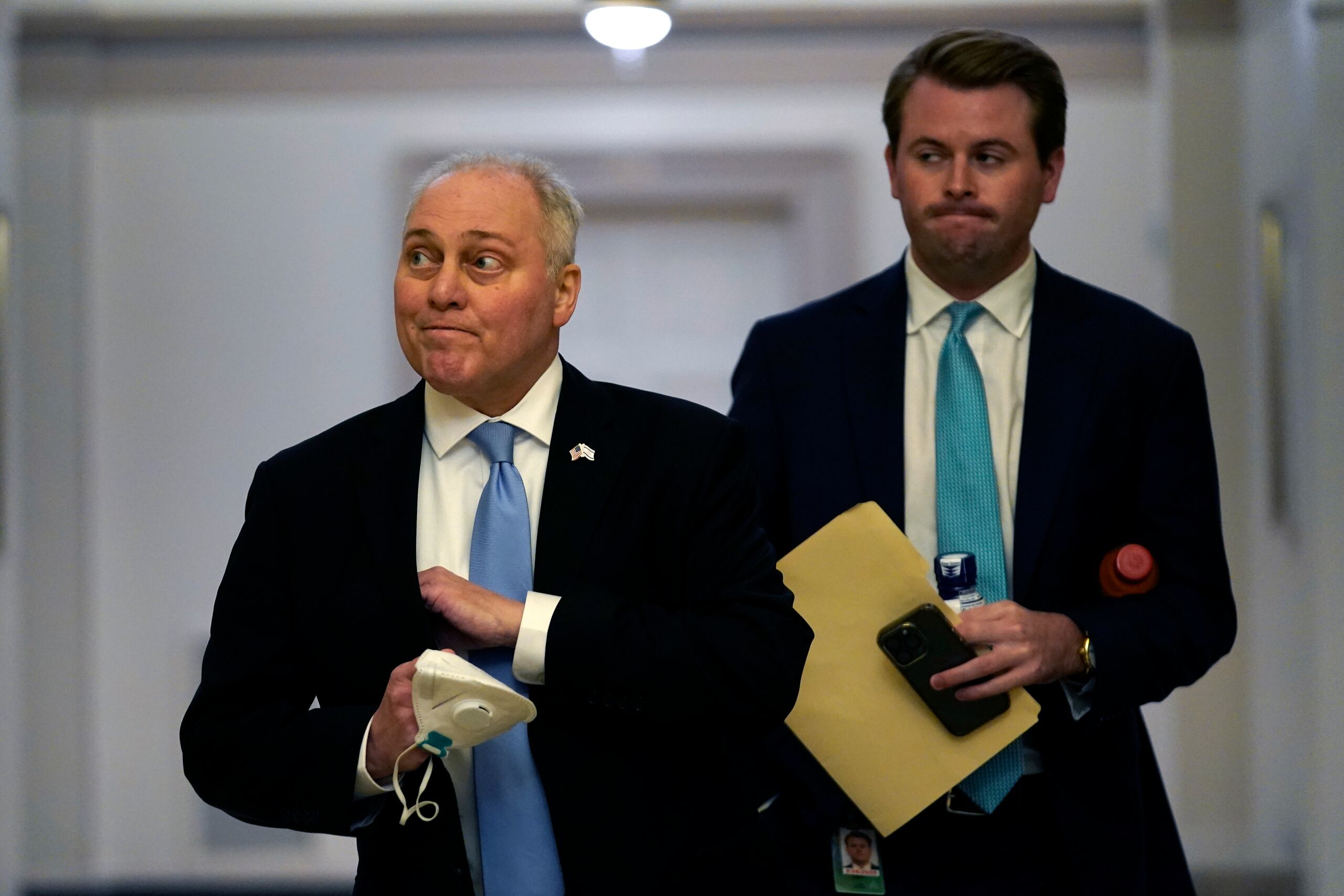El representante Steve Scalise llega a la Cámara de Representantes el jueves 12 de octubre de 2023, en el Capitolio, Washington. (AP Foto/Stephanie Scarbrough)