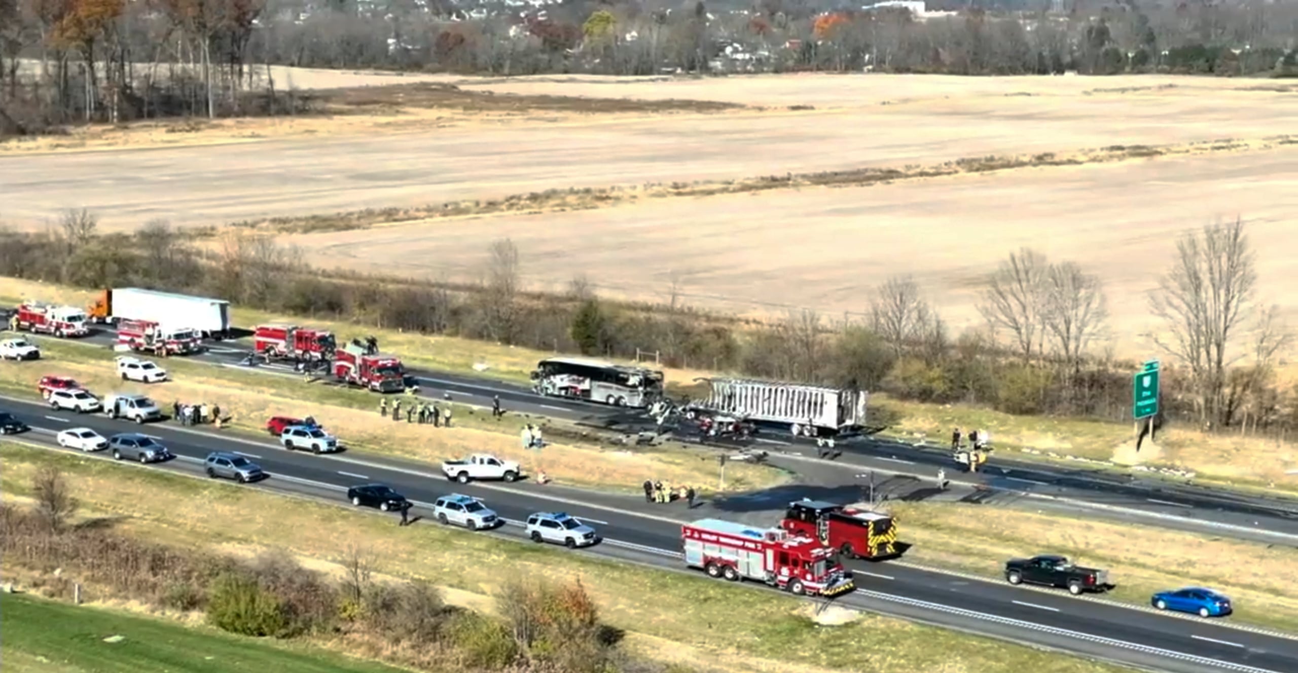 La NTSB dijo que el equipo buscaría cámaras y otras pruebas de los cinco vehículos implicados en el accidente del martes.