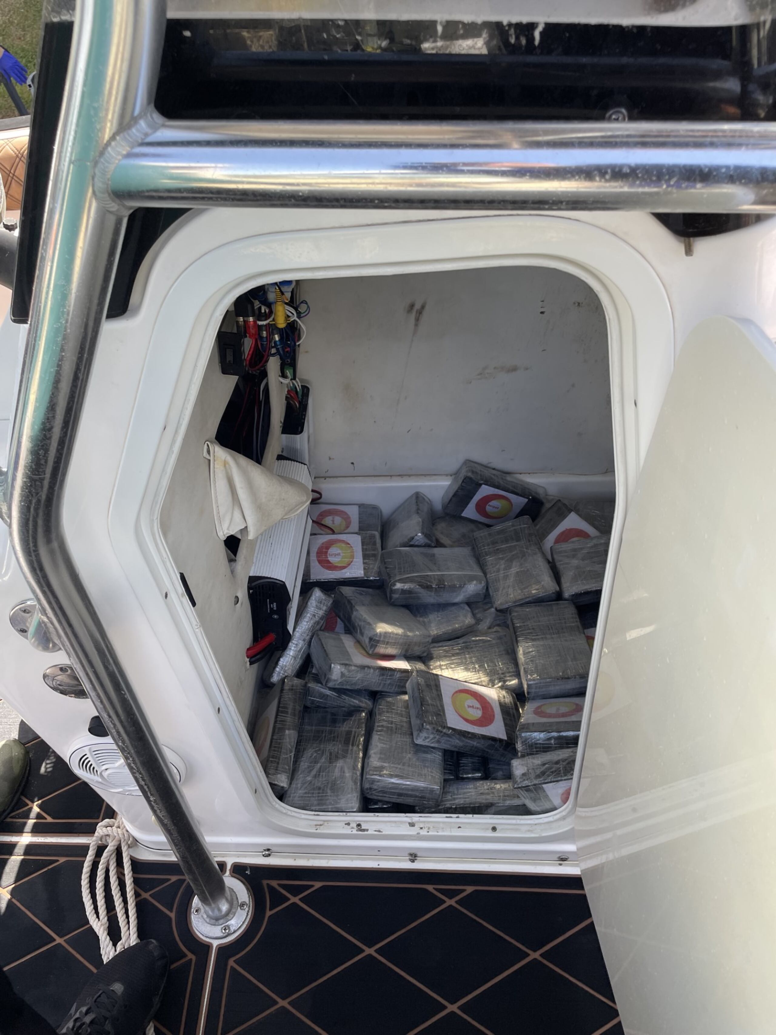 Agentes de Operaciones Aéreas y Marítimas (AMO) del Negociado de Aduanas y Protección Fronteriza detectaron e incautaron un cargamento de 2,776 libras de cocaína en compartimentos ocultos de dos embarcaciones que pretendían a entrar a la isla por la costa de Patillas.