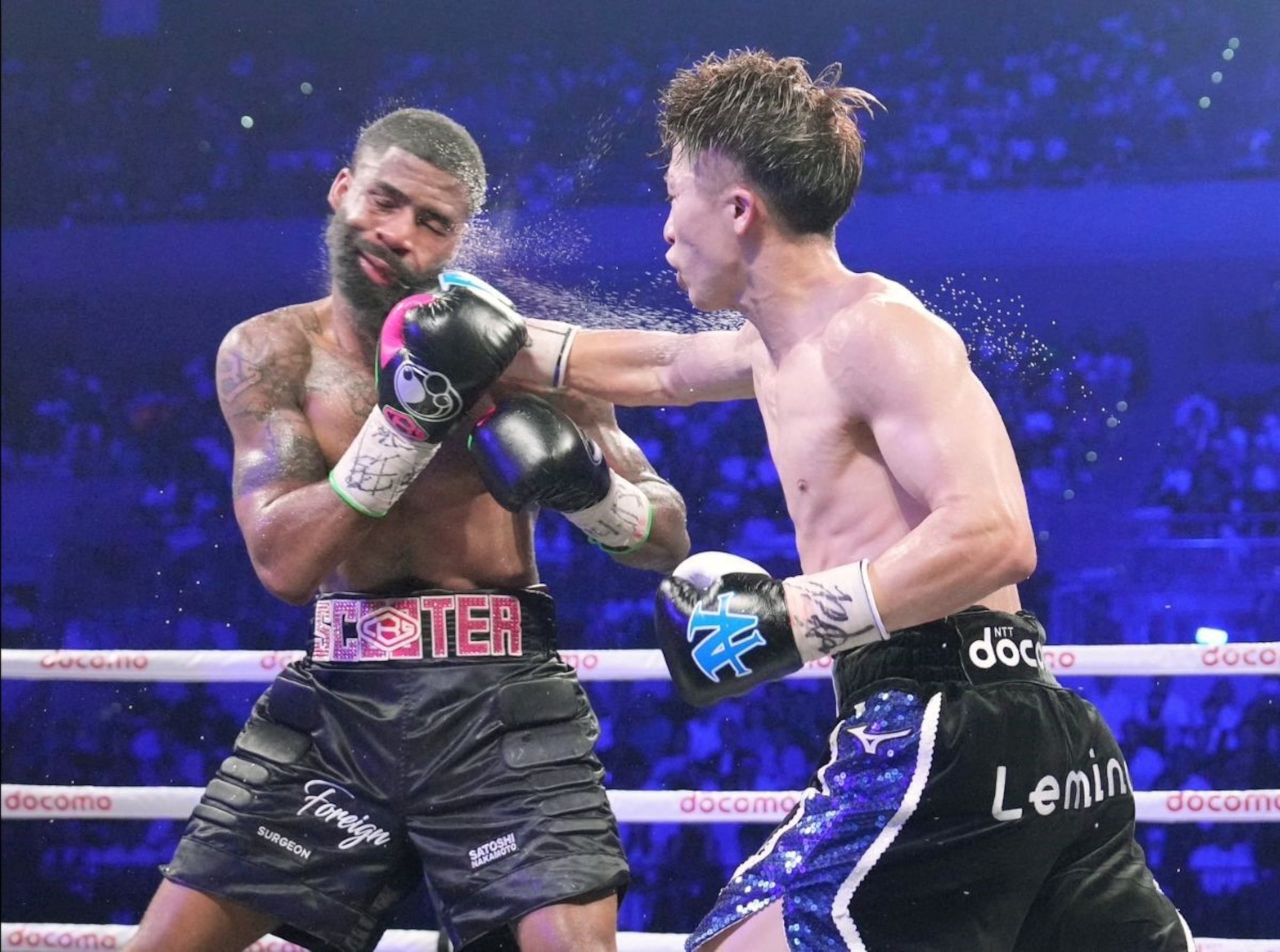 Naoya Inoue ataca el rostro de Stephen Fulton.