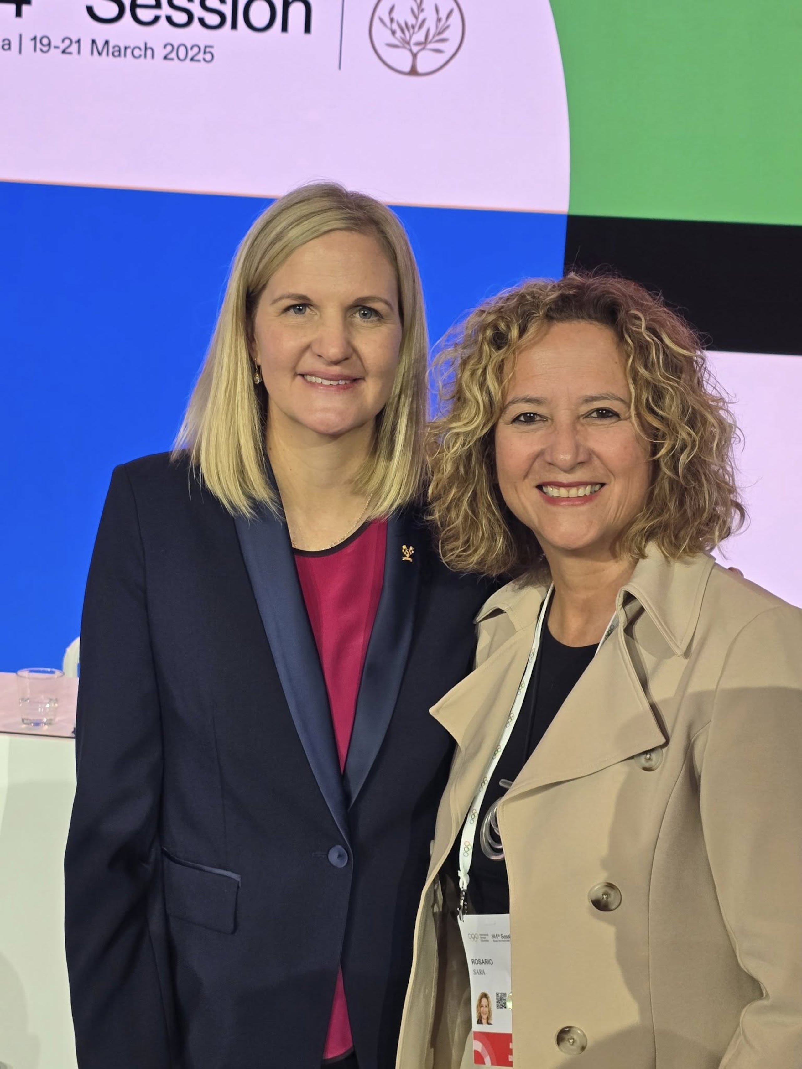 La presidenta del Comité Olímpico de Puerto Rico, Sara Rosario (derecha), tuvo la oportunidad de compartir brevemente con la nueva presidenta del Comité Olímpico Internacional, Kirsty Coventry (izquierda).