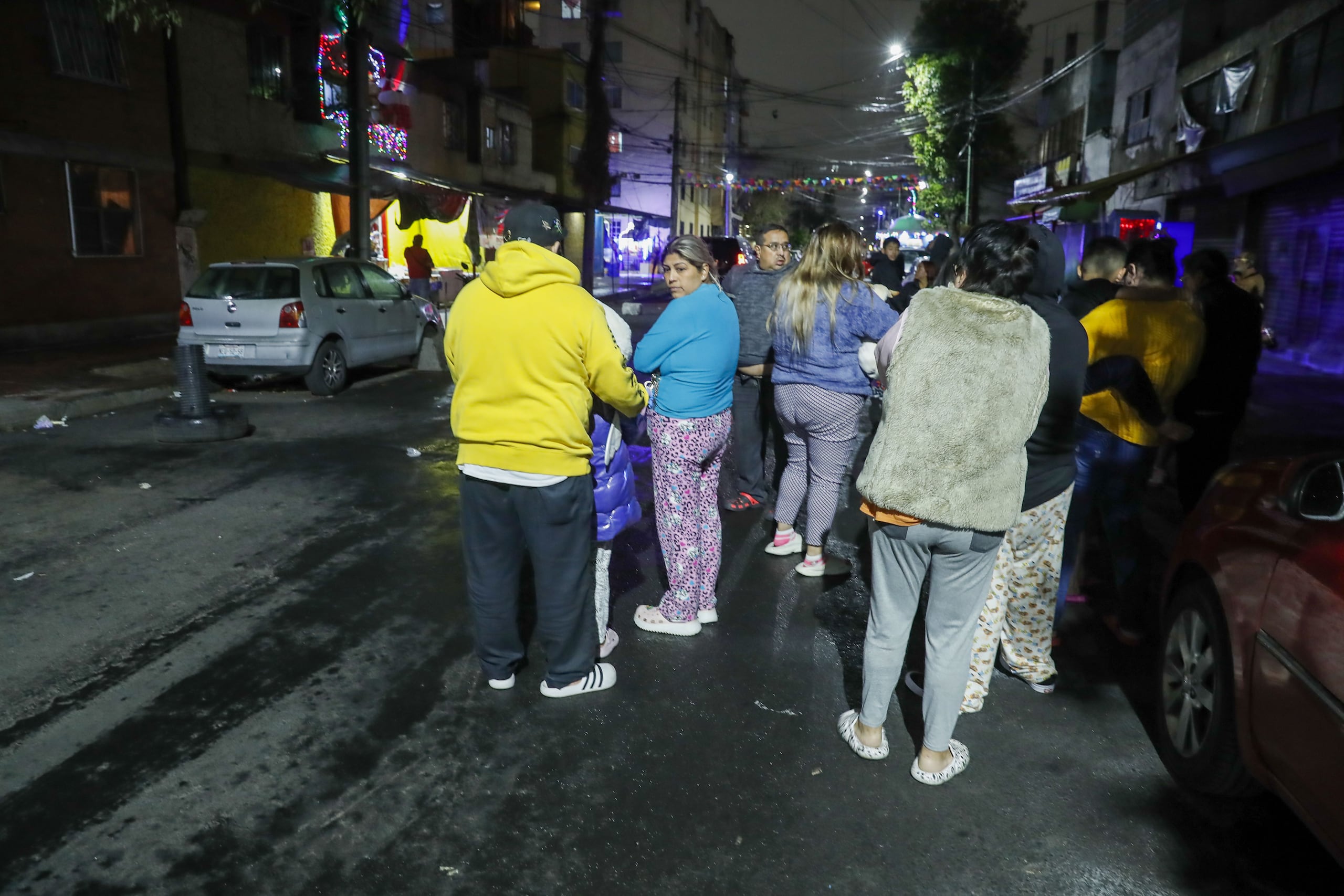 Personas desalojan sus viviendas al registrarse un sismo de 6,1 este domingo en la Ciudad de México (México). EFE/Mario Guzmán
