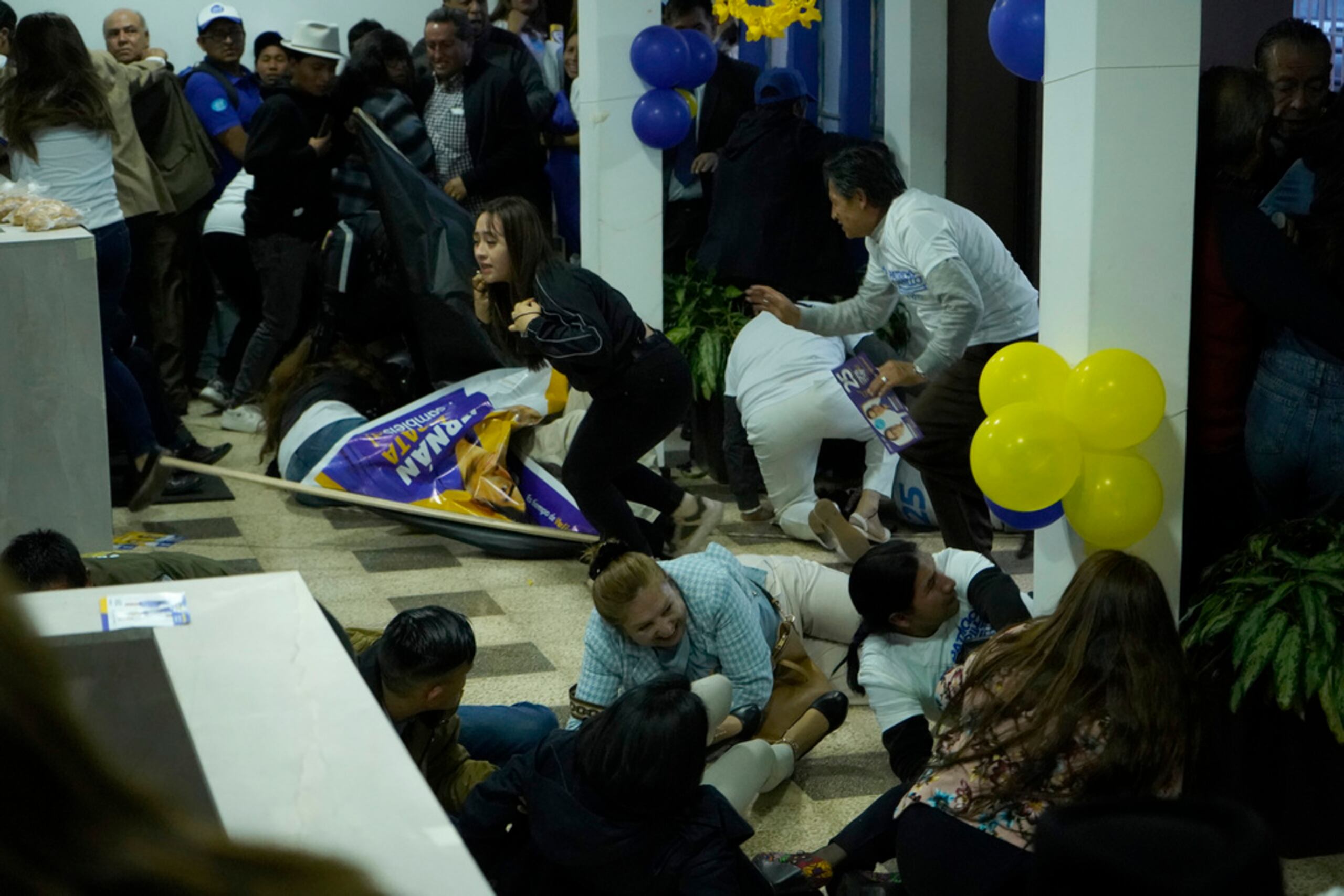 Partidarios del candidato presidencial Fernando Villavicencio buscaban refugio en medio del tiroteo.
