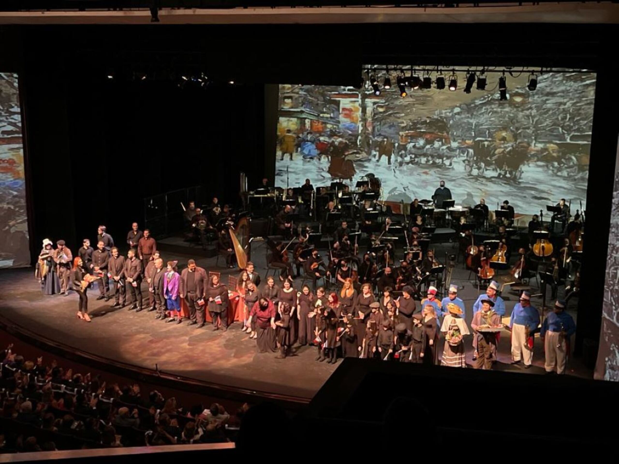 Los participantes se enfrentarán en una serie de retos teatrales los cuales incluyen la creación de varios micro-montajes; musicales, drama, comedia, improvisación, entre otras disciplinas.