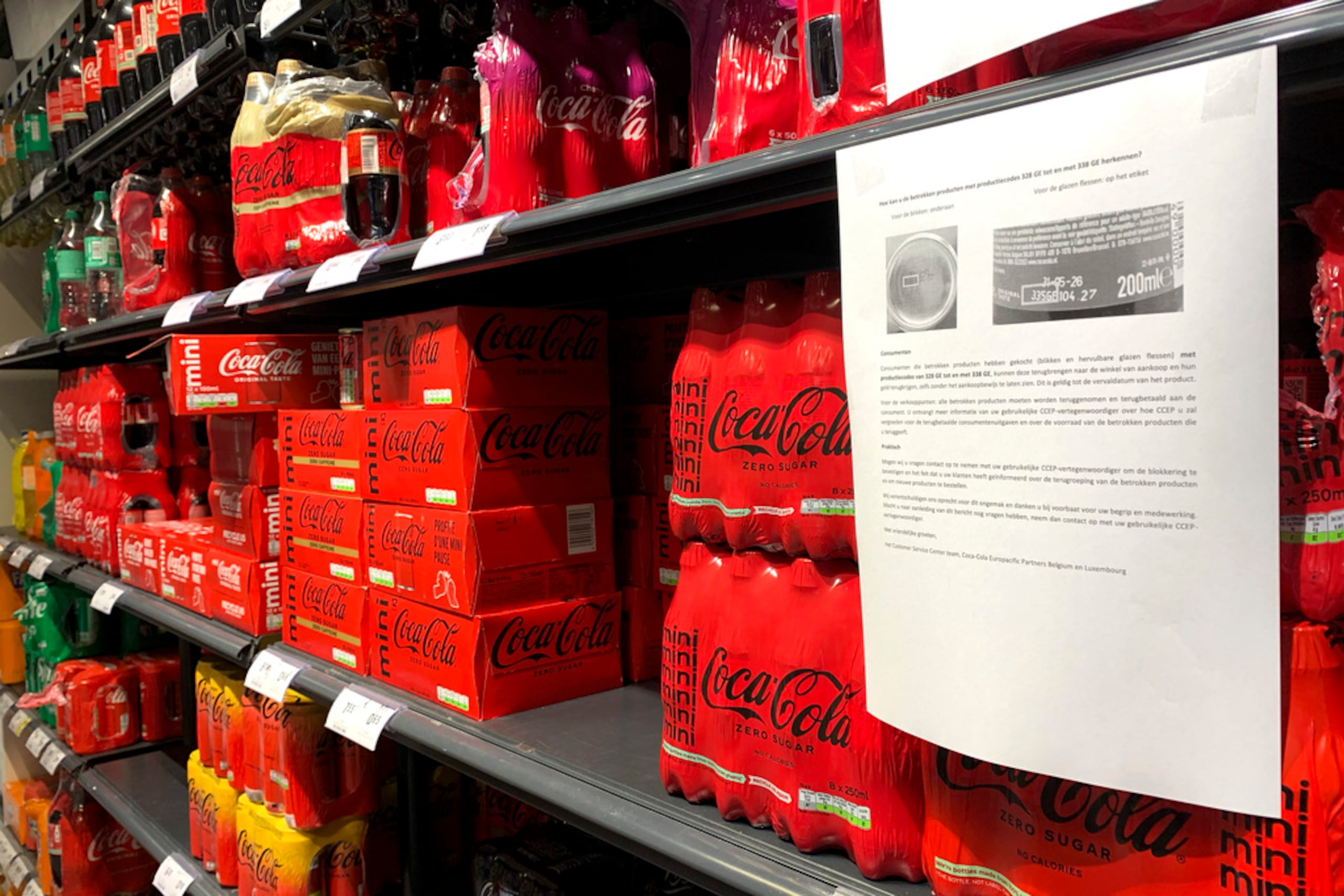 Una nota en los anaqueles de un supermercado en Amberes, Bélgica, después de que Coca-Cola retirara algunos de sus refrescos en Europa, el 28 de enero de 2025.