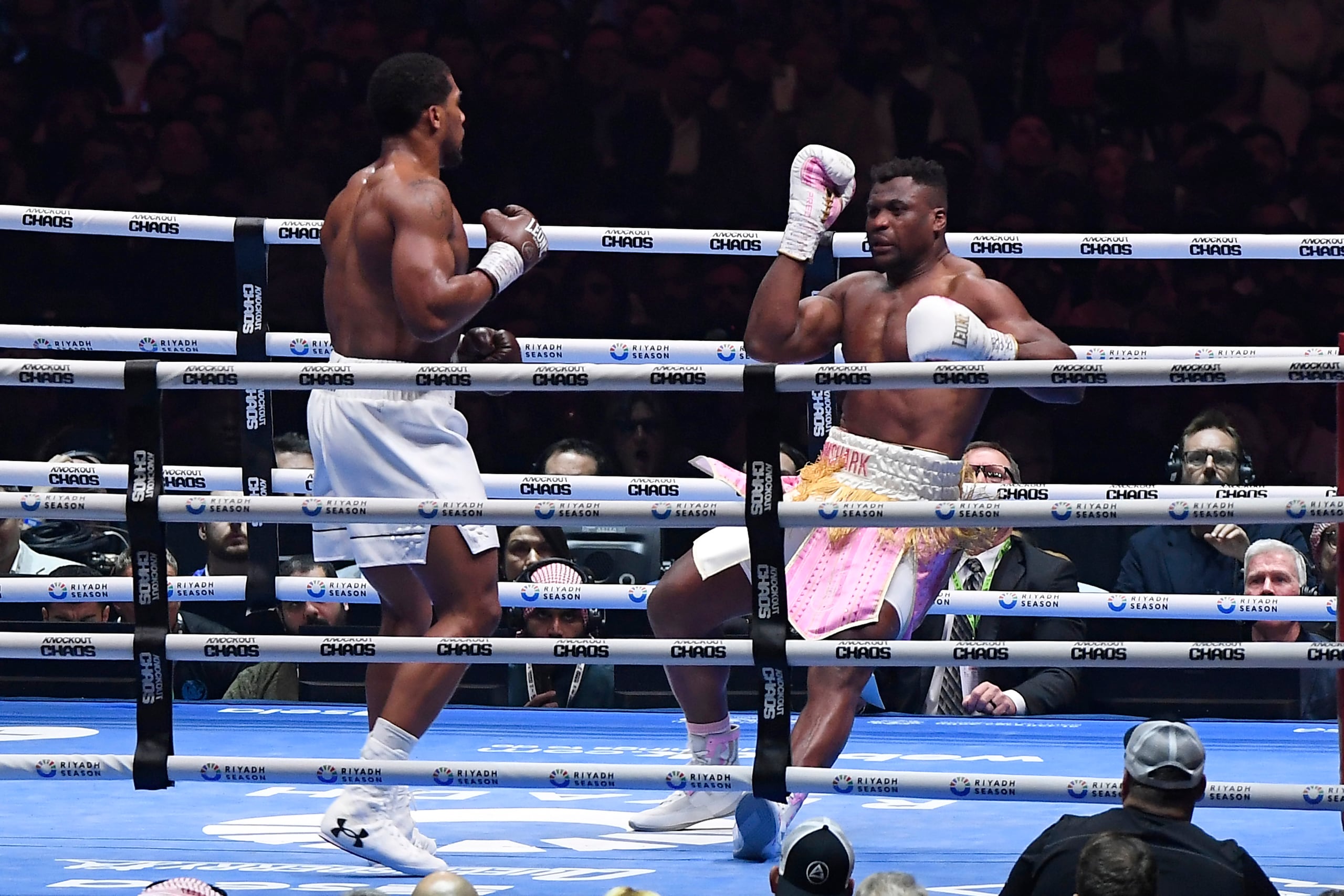 Francis Ngannou va camino a la lona, luego de recibir un golpe de Anthony Joshua.